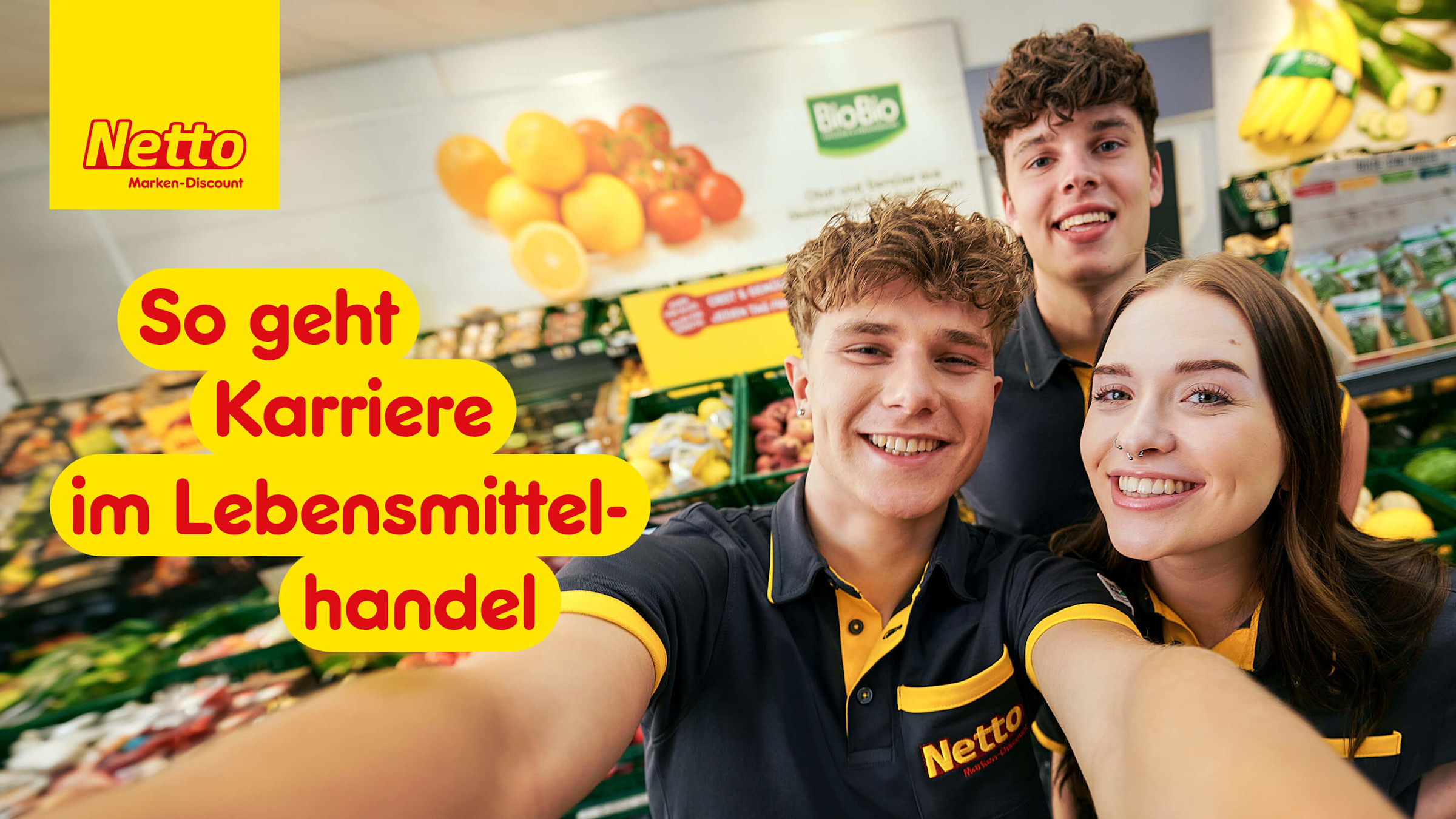 Case | Netto EB | Stage Desktop Drei junge Menschen in einer Netto Filiale mit dem Text „So geht Karriere im Lebensmittelhandel“