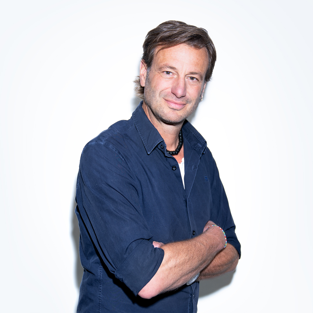 Florian Liebold mit verschränkten Armen und Blick in die Kamera