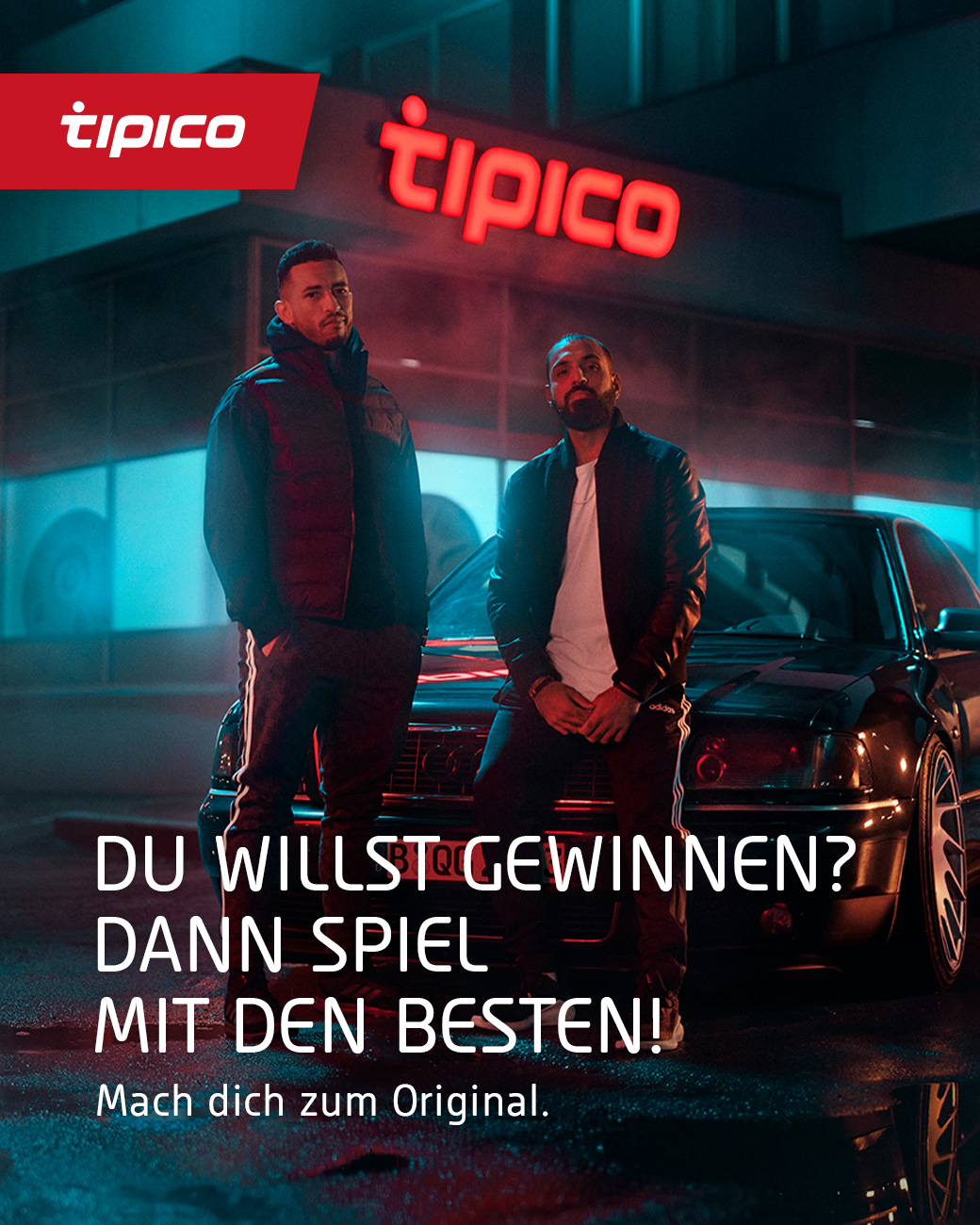 Zwei junge Männer lehne an einem Auto im Hintergrund sind blau beleuchtete Fenster zu sehen in weißer Schrift steht vor dem Bild „ DU WILLST GEWINNEN? DANN SPIEL MIT DEN BESTEN! Mach dich zum Original!