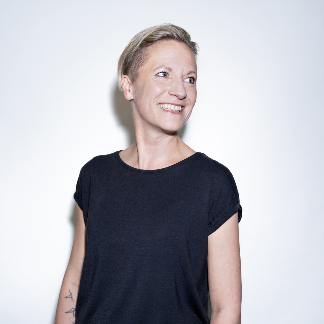 Tanja Schmidt lächelt und blickt nach links