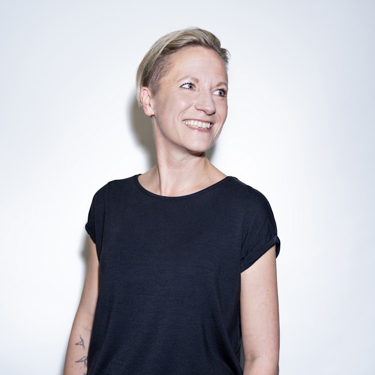 Home | Tanja Schmidt 1 | dbn Faces Tanja Schmidt lächelt und blickt nach links