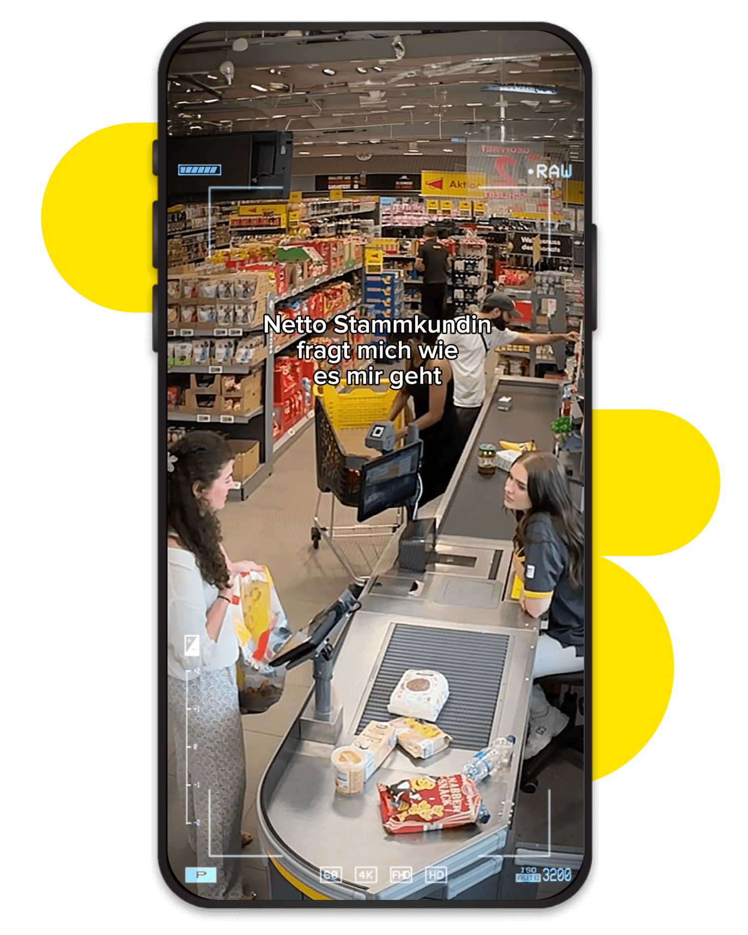 Menschen an einer Netto-Kasse