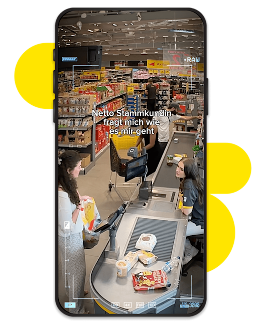 Case | Netto EB | Gallery 3 Menschen an einer Netto-Kasse