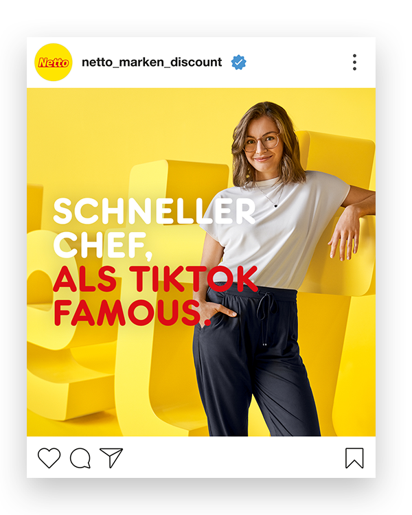 Auf einem gelben Hintergrund steht der Name „Netto“ in ca. 160cm hohen Buchstaben. An einem „t“ lehnt eine Frau davor steht folgender Text „ SCHNELLER CHEF, ALS TIKTOK FAMOUS:“