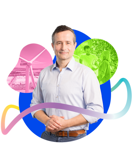 Case | JUWI EB | Gallery 1 Ein Mann steht vor einem bunten Hintergrund