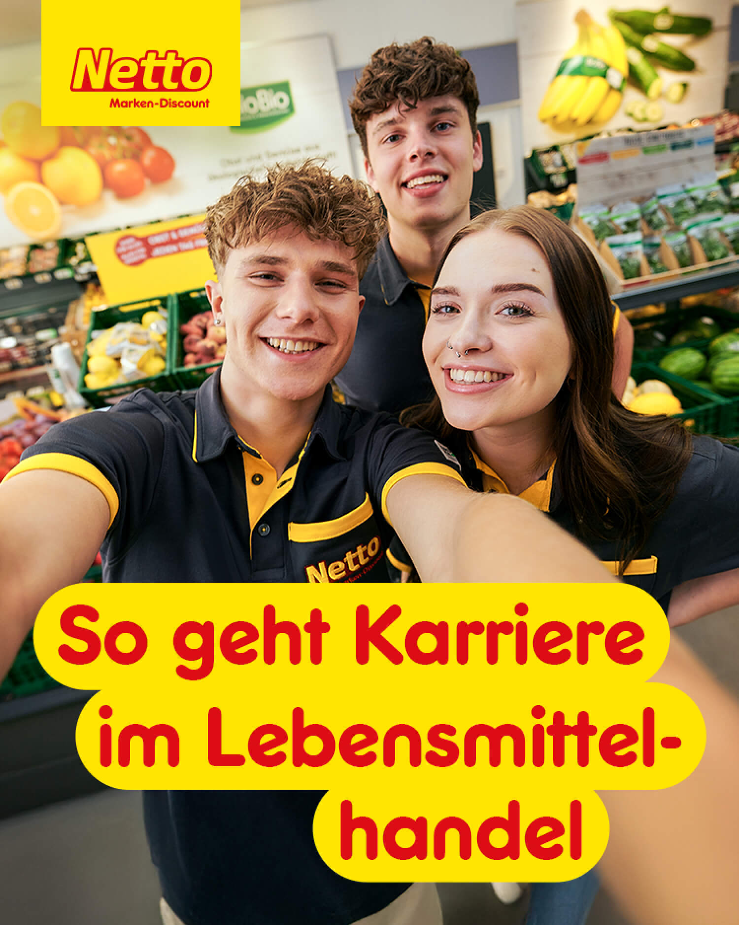 Zwei Jungen und ein Mädchen stehen in einem Netto-Supermarkt der Text "So geht Karriere im Lebensmittelhandel" steht mittig am unteren Bildrand