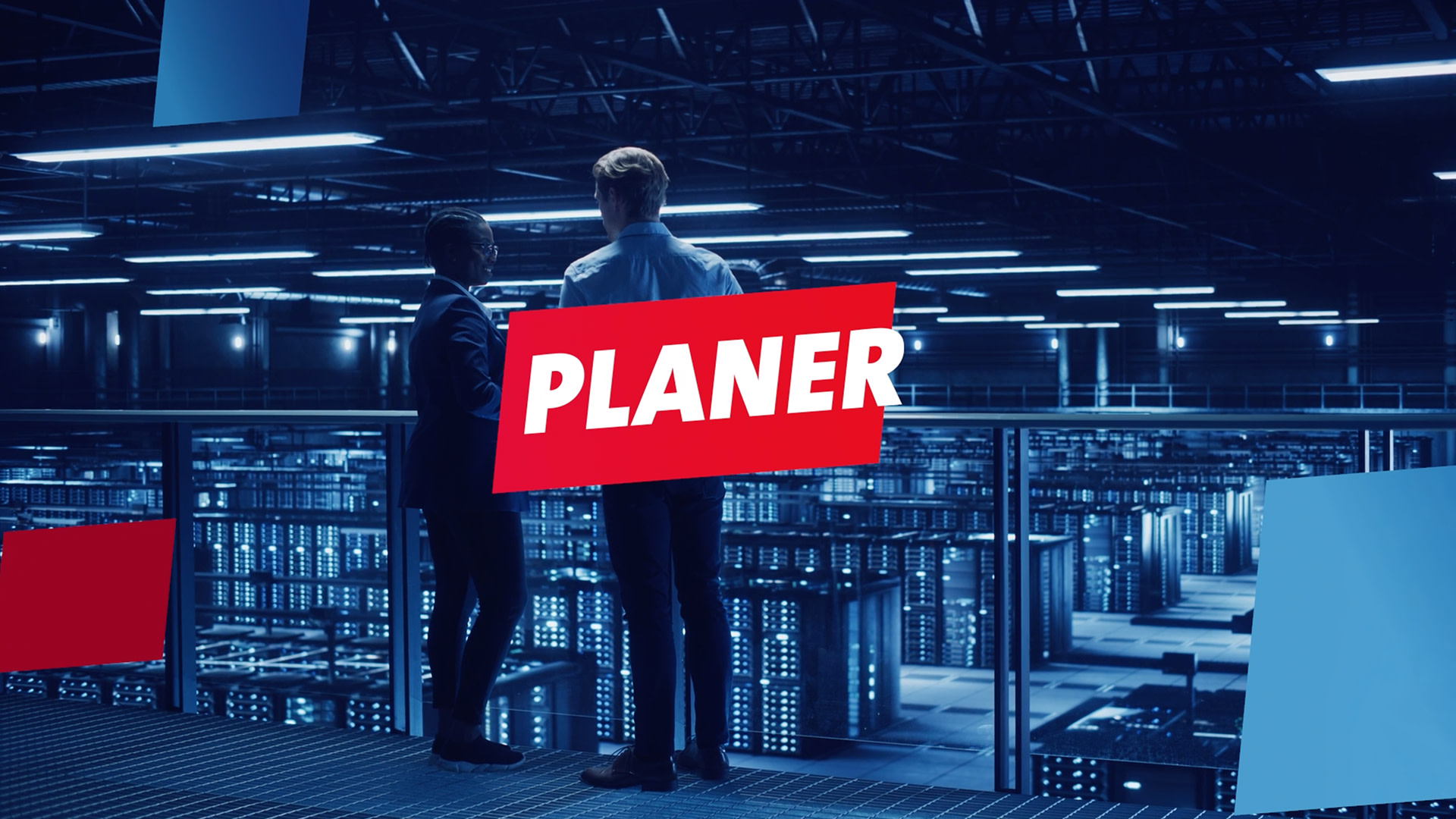 Case | HM | Video Fallback Desktop Weißer Text „Planer“ auf rotem Grund vor einem blaugefärbten Hintergrund