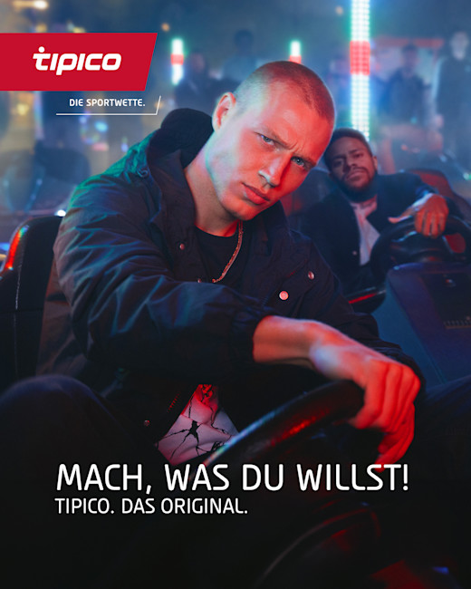 Case | Tipicio 2024 | Gallery 1 Zwei Männer fahren Autoscooter beleuchtet von rotem und blauem Licht