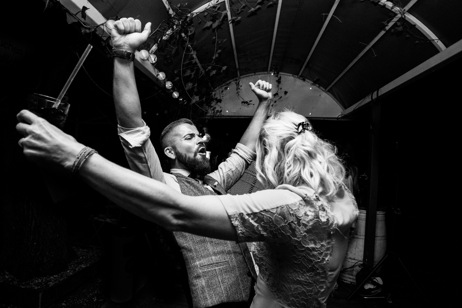 wedding-Hochzeitsfotograf-Frankfurt-hochzeit-haus-im-grünen-urban-freie-trauung-crazy-little-wedding-eva-hildenbeutel-20