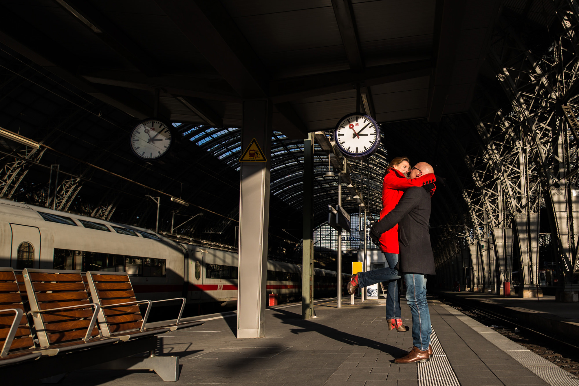 frankfurt-Paarshooting-verlobung-hauptbahnhof-eiserner-steg-1 (4)