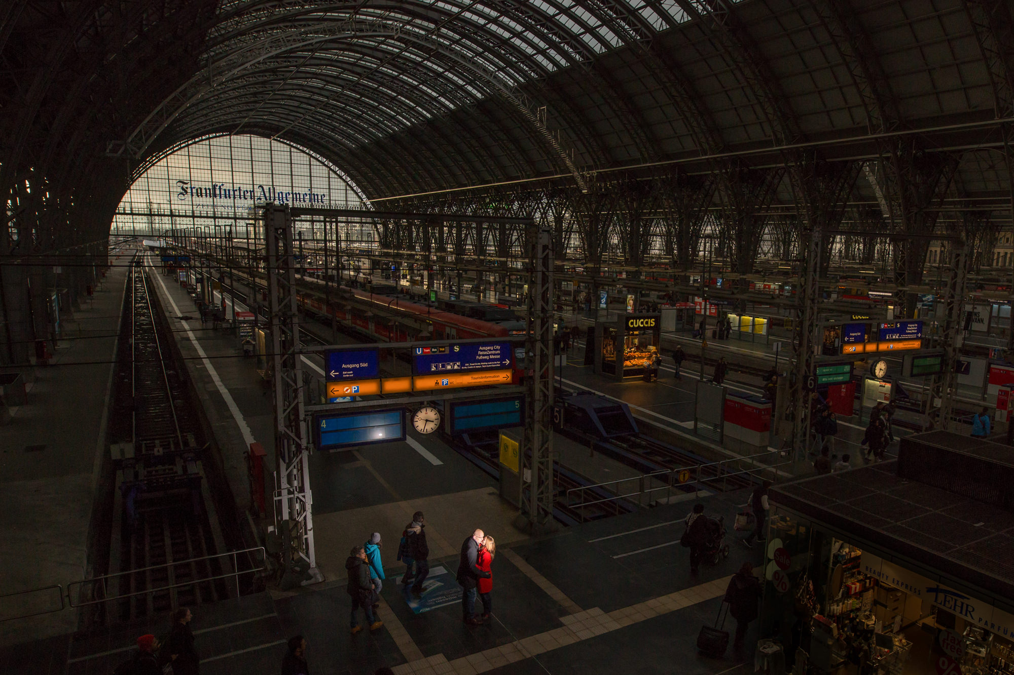 event-frankfurt-Paarshooting-verlobung-hauptbahnhof-eiserner-steg-1 (5)
