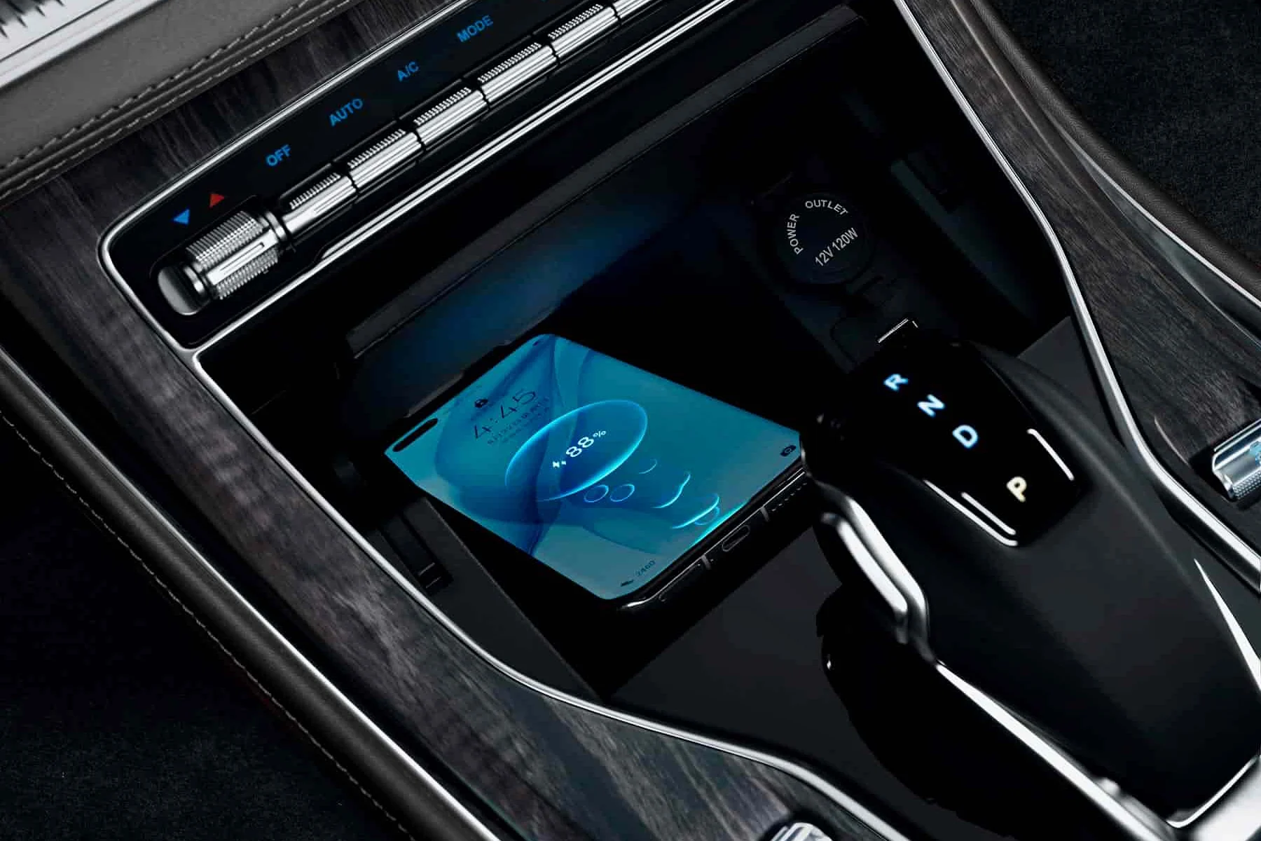 Navor E5 -Interior-Wireless-Charging