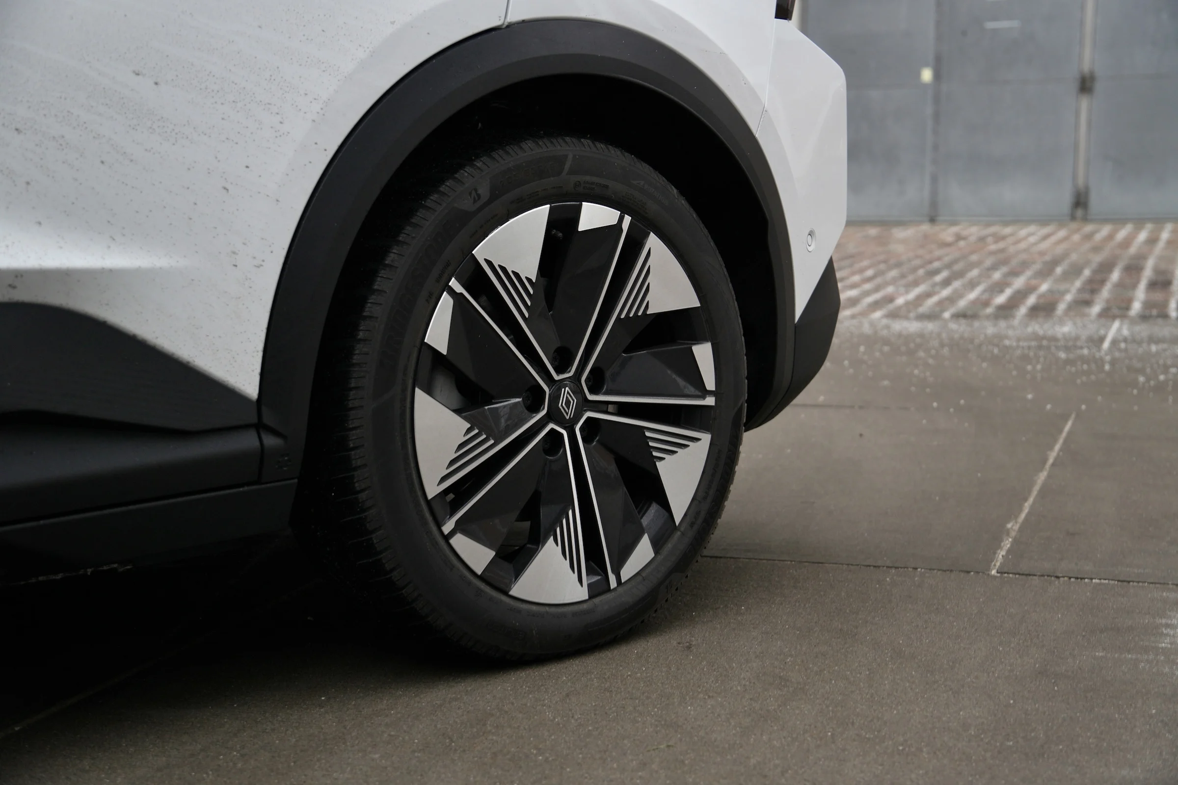 DUEL Leapmotor B10 vs Renault Scenic E-Tech MBB 181