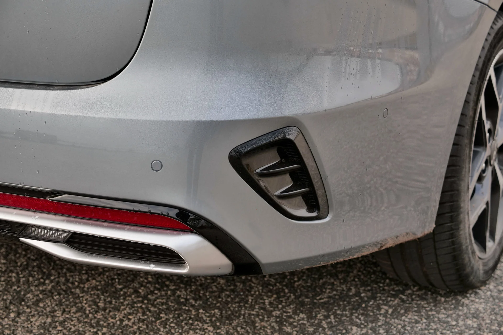 Bilbasen DUEL Kia Ceed SW PHEV vs Suzuki Swace Hybrid9732