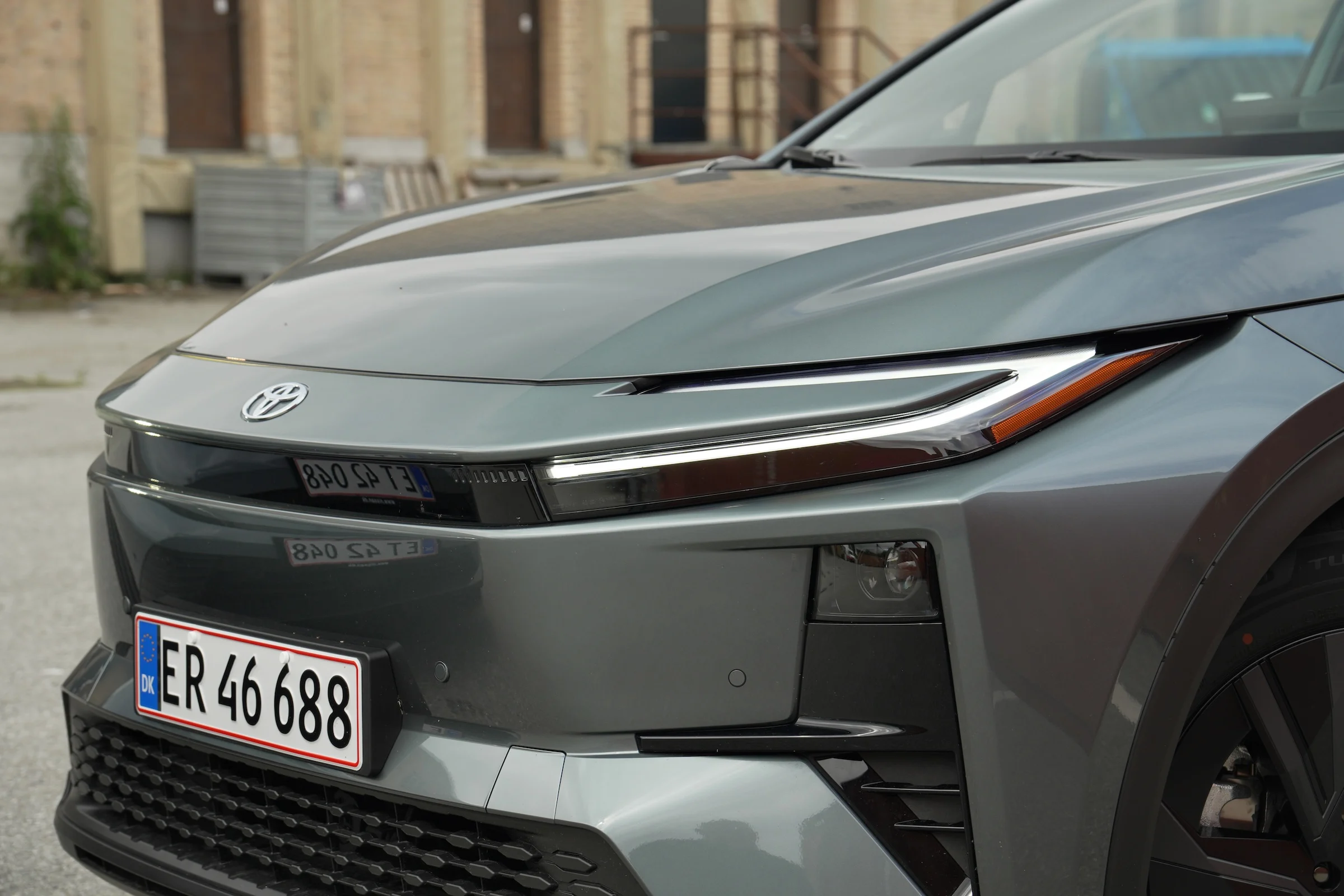 DUEL Nissan Leaf vs Toyota C-HR+ MBB 862