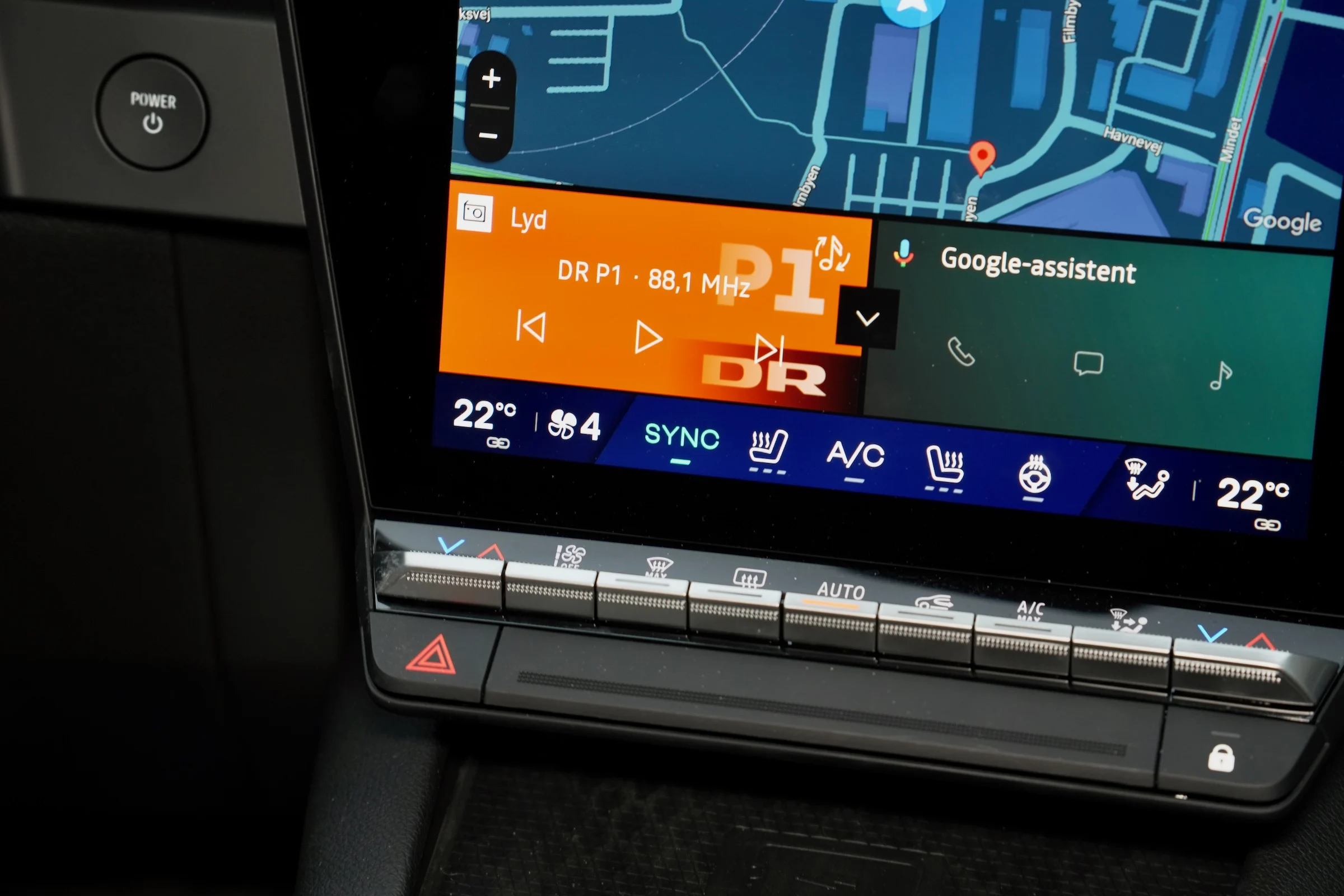 DUEL Leapmotor B10 vs Renault Scenic E-Tech MBB 290