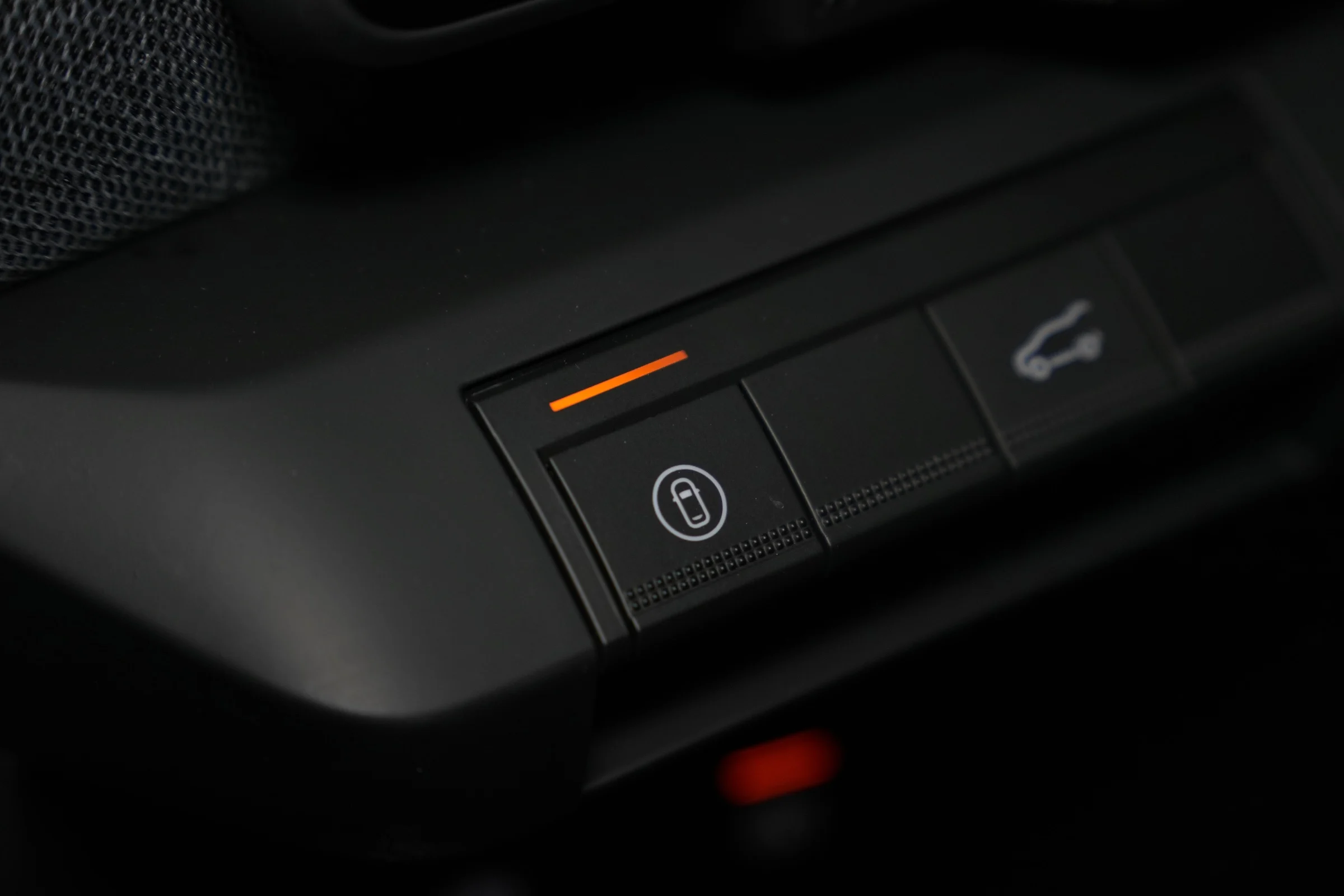 DUEL Leapmotor B10 vs Renault Scenic E-Tech MBB 298