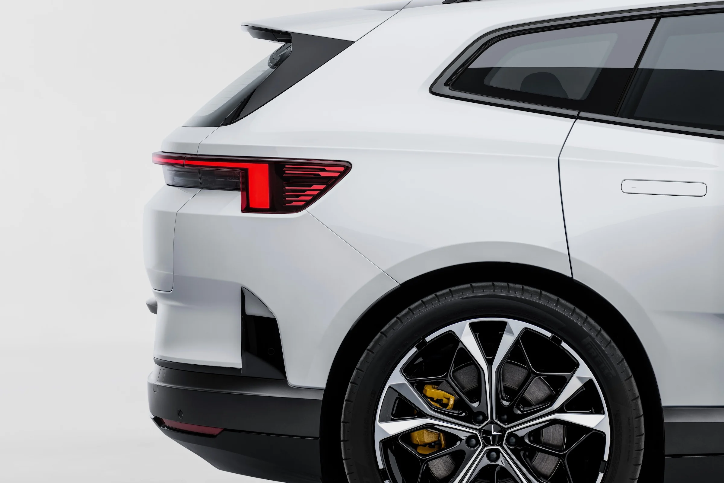 Polestar 4 SUV -5820-8polestar-260630-3079-v004