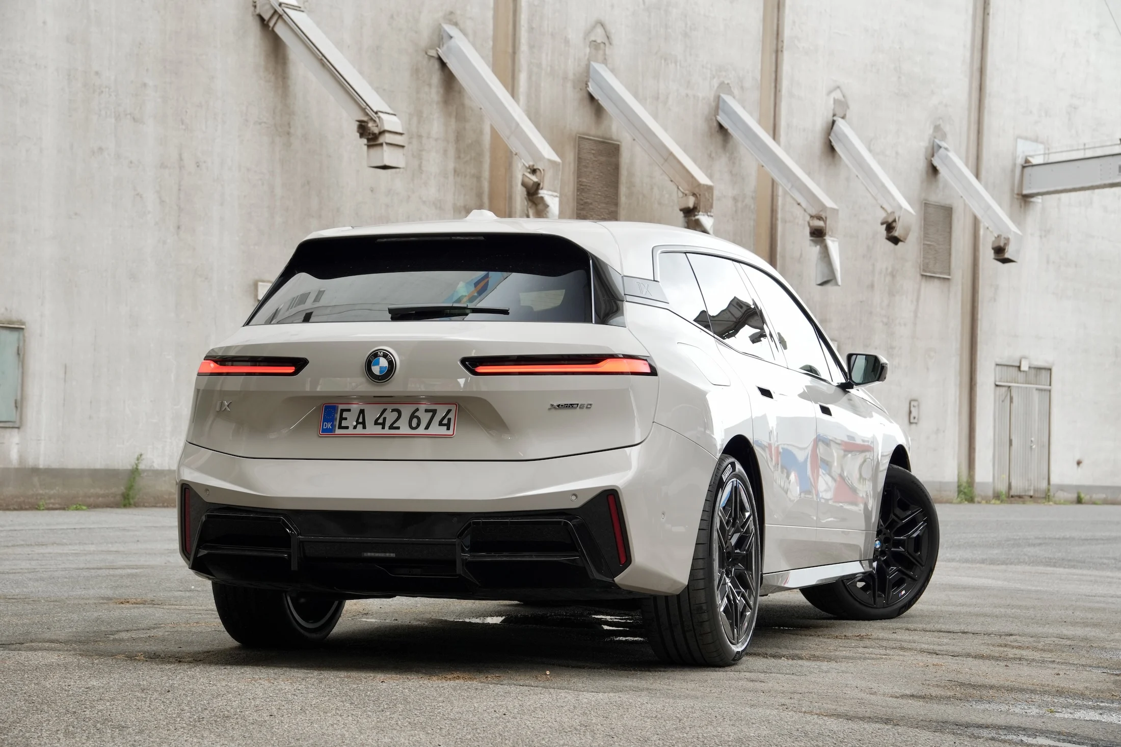 DUEL BMW iX vs Volvo EX90 MBB 2956
