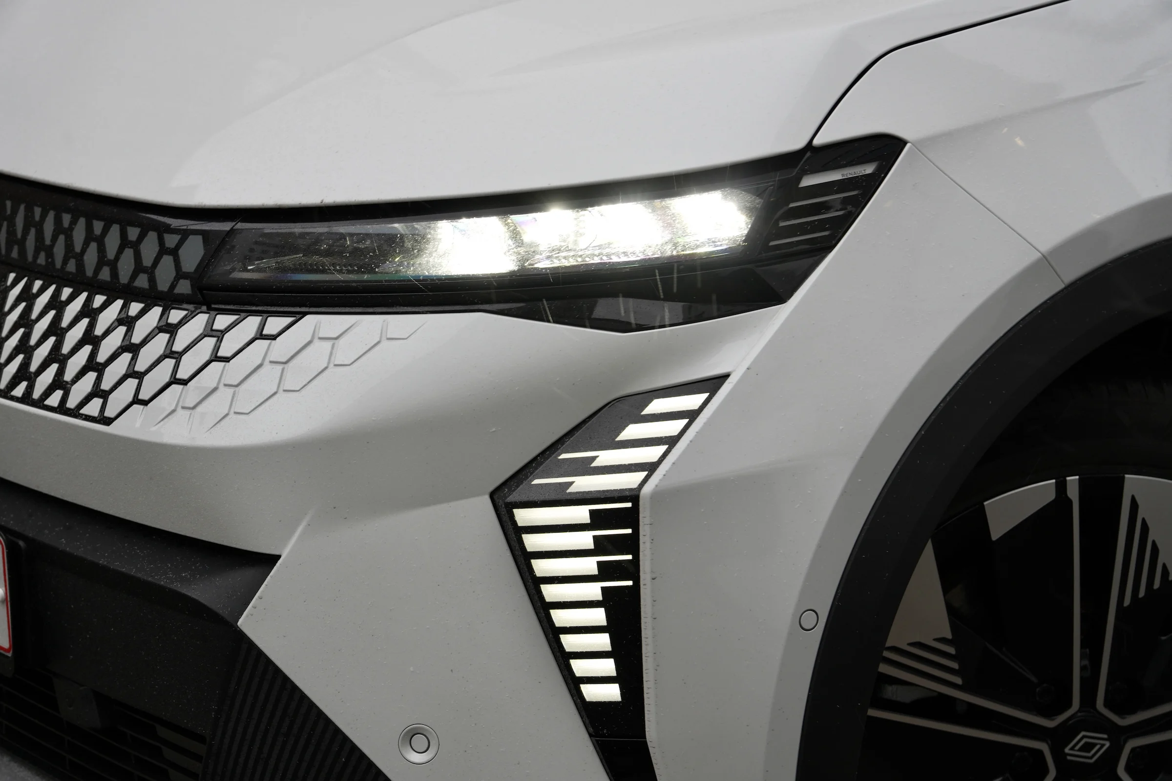 DUEL Leapmotor B10 vs Renault Scenic E-Tech MBB 178