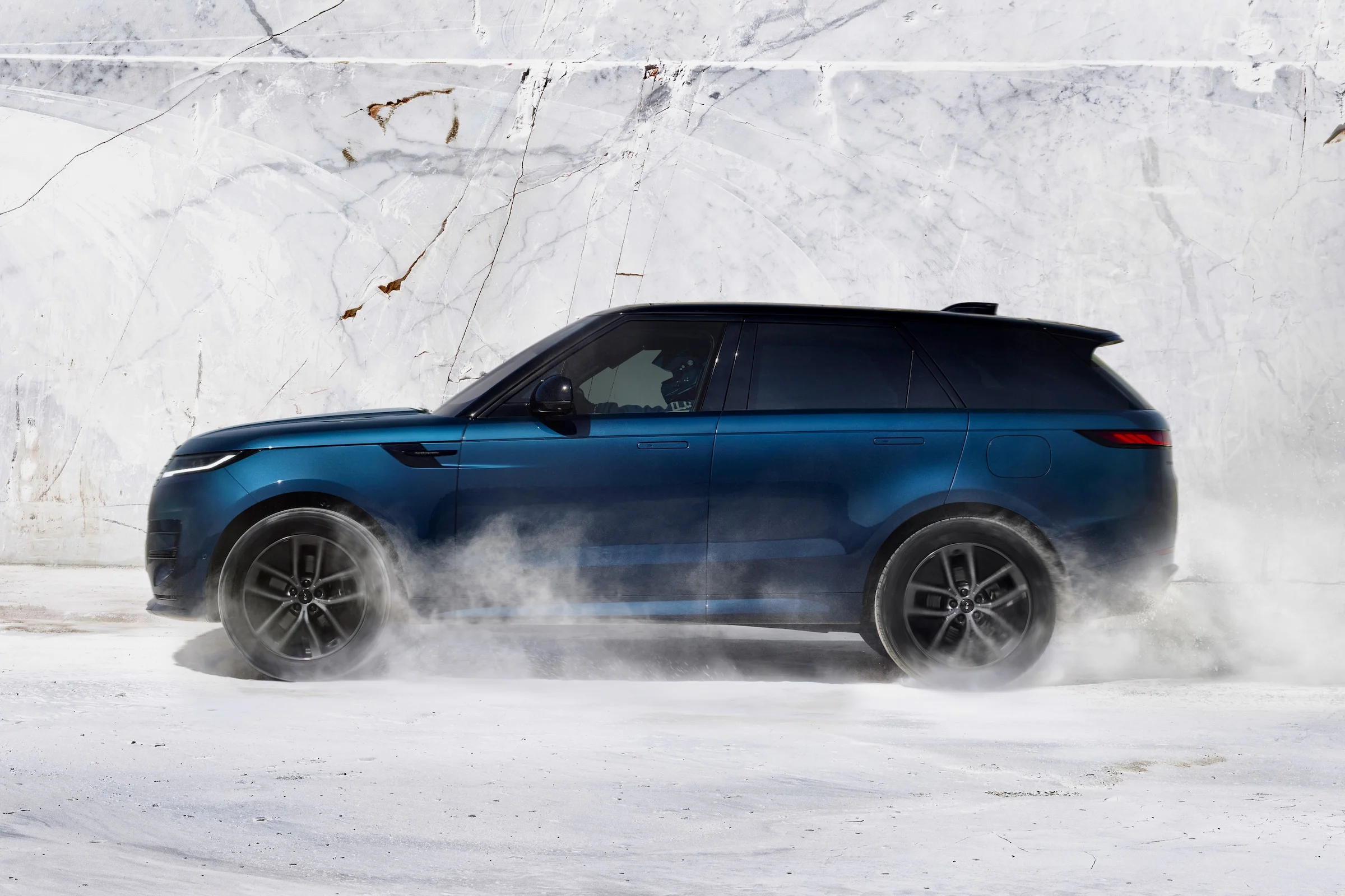 Range Rover Sport Electric 27MY Side profile 300927