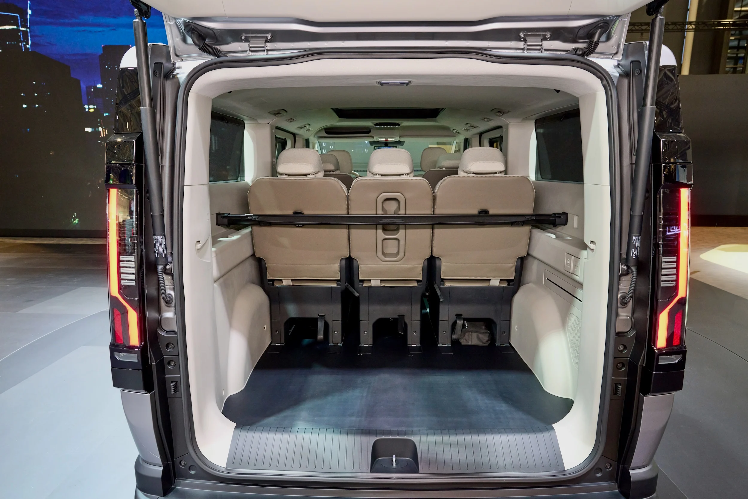 Kia-PV7-Passenger-Steelgrey-iaa-26-static-print-6000x4000-049