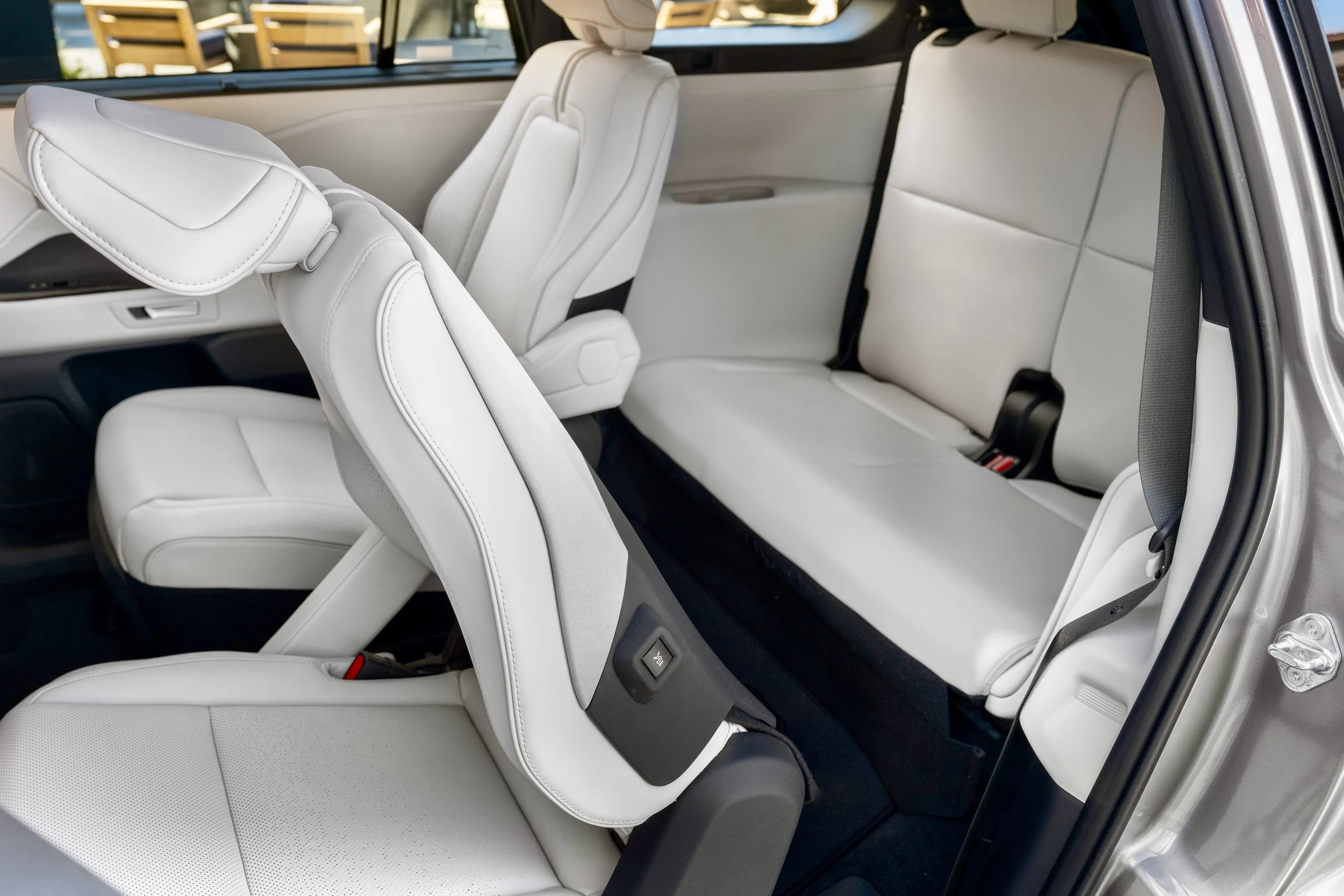 2027 Toyota Highlander Limited MistyGray 005