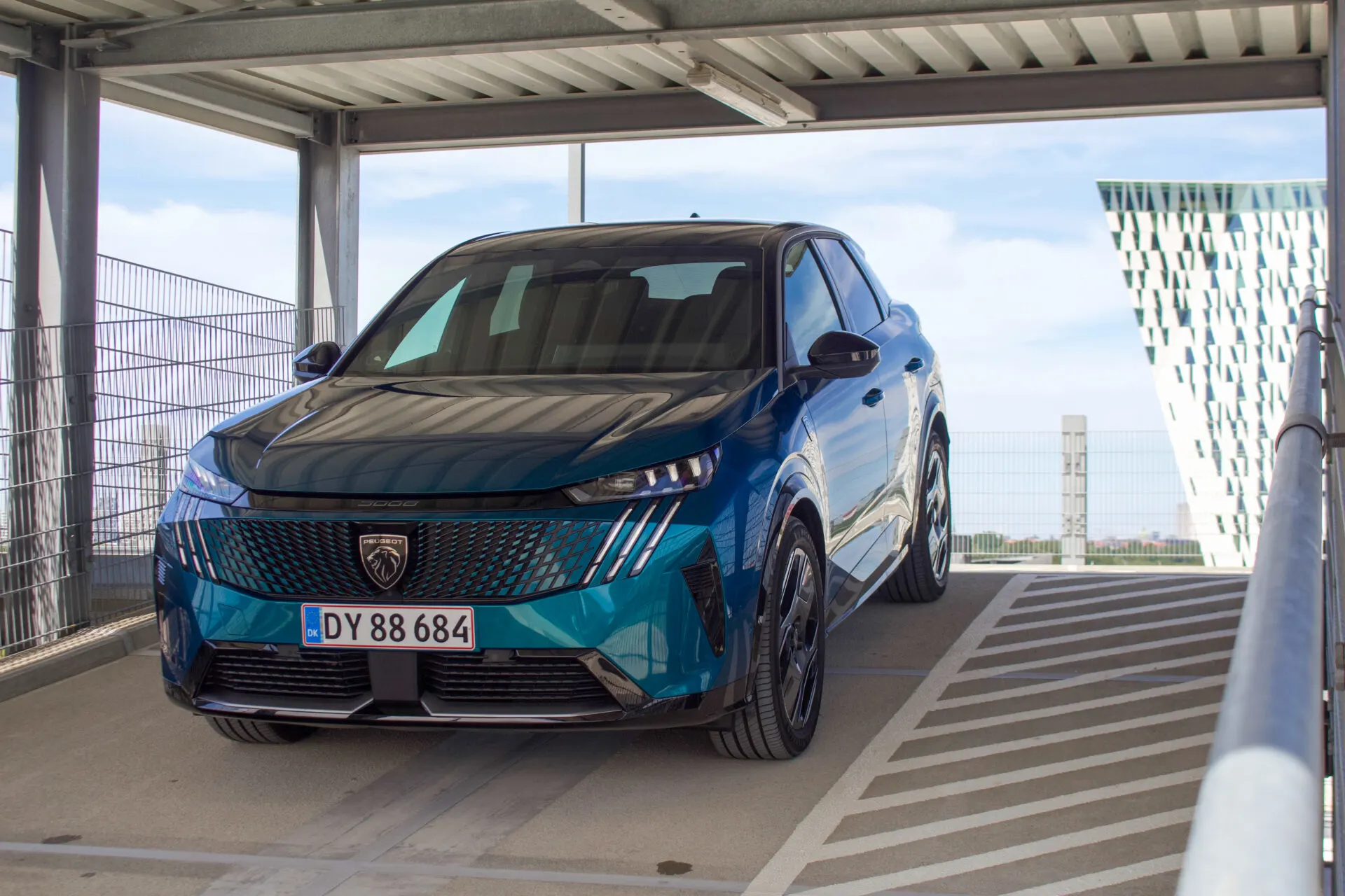 Renault Scenic E-Tech vs. Peugeot E-3008-28