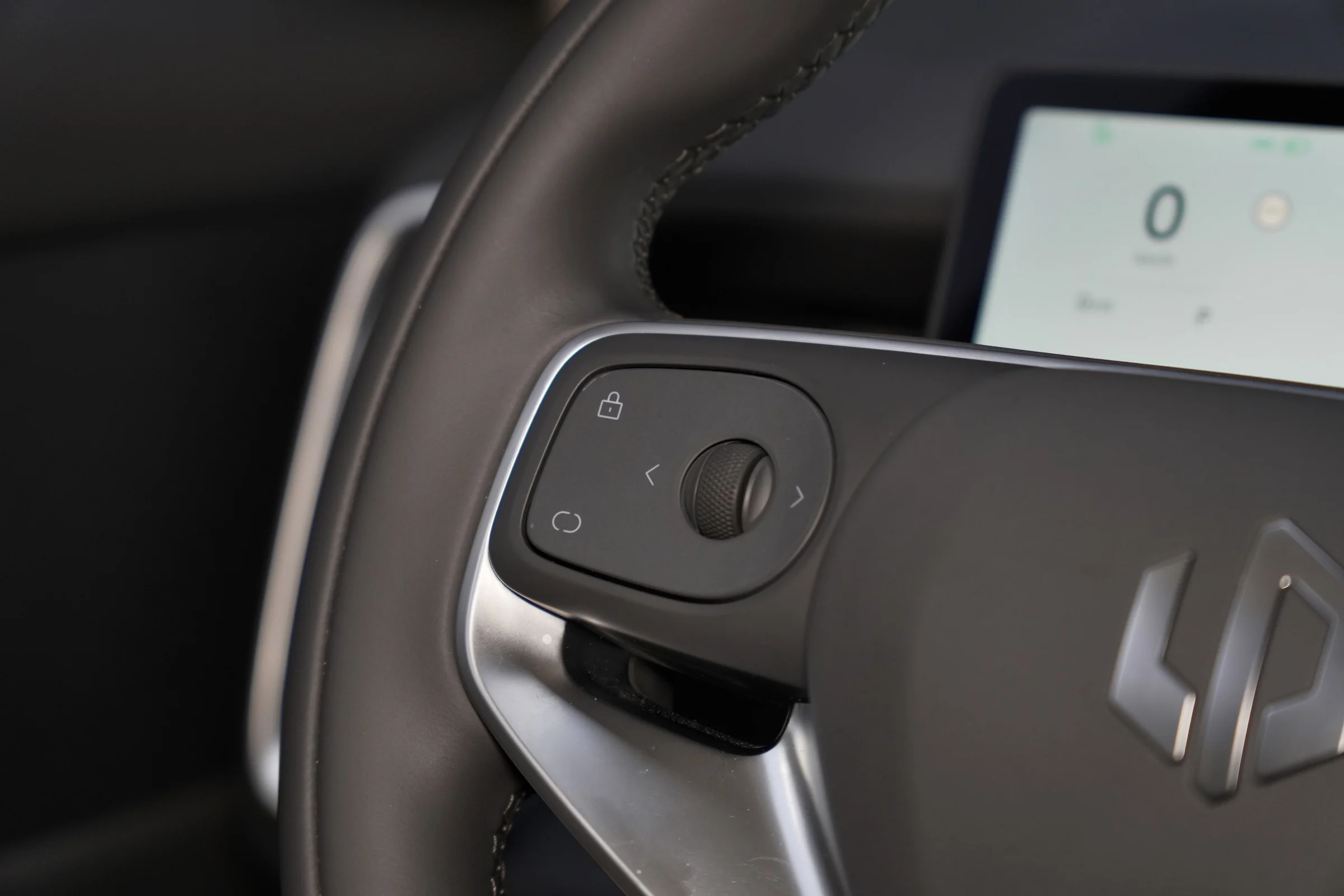 DUEL Leapmotor B10 vs Renault Scenic E-Tech MBB 251