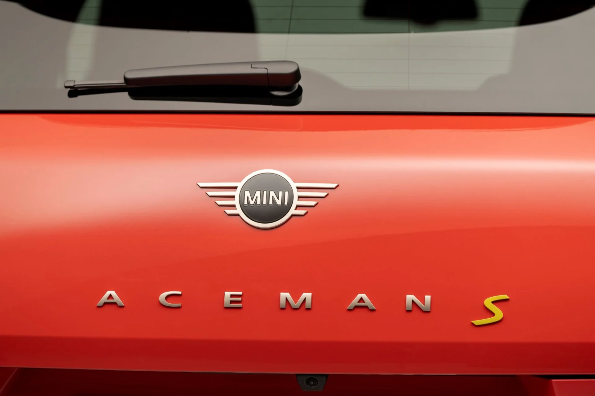 P90545651_highRes_mini-aceman-se-04-20(1)