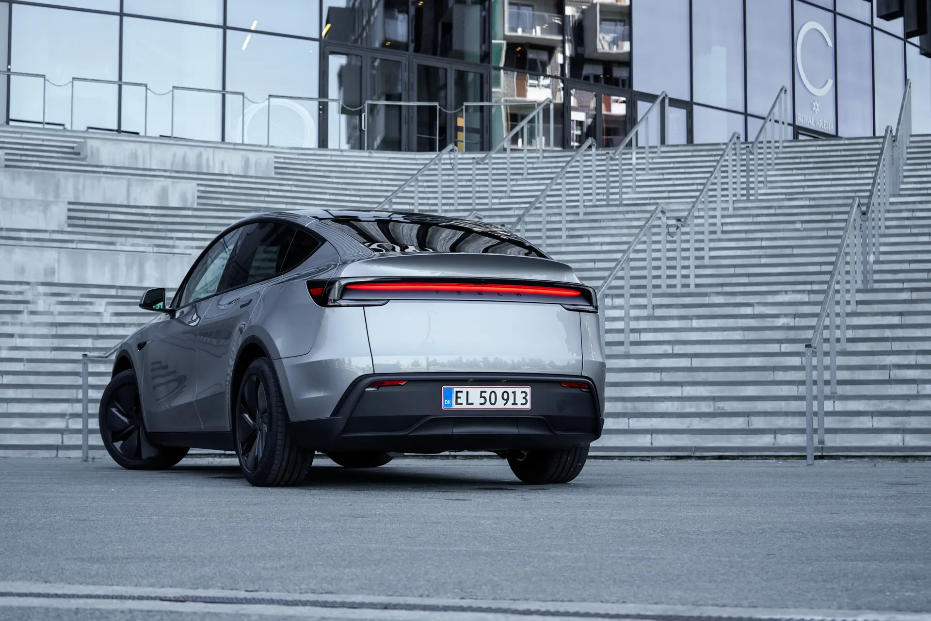 Tesla Model Y -24