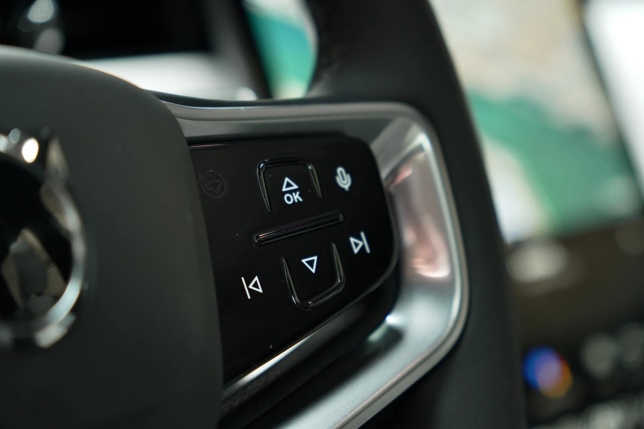 DUEL BMW iX vs Volvo EX90 MBB 3028