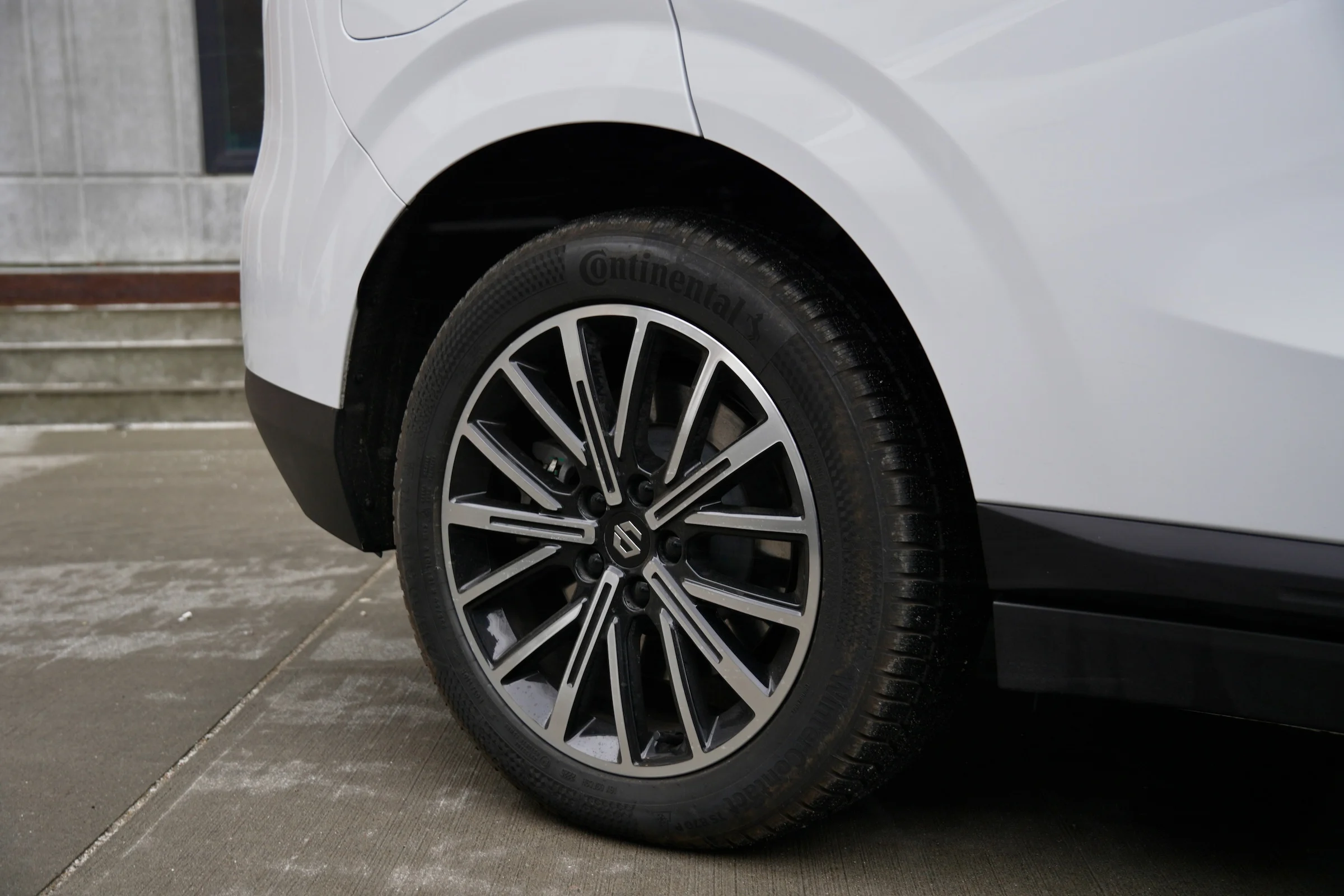 DUEL Leapmotor B10 vs Renault Scenic E-Tech MBB 183