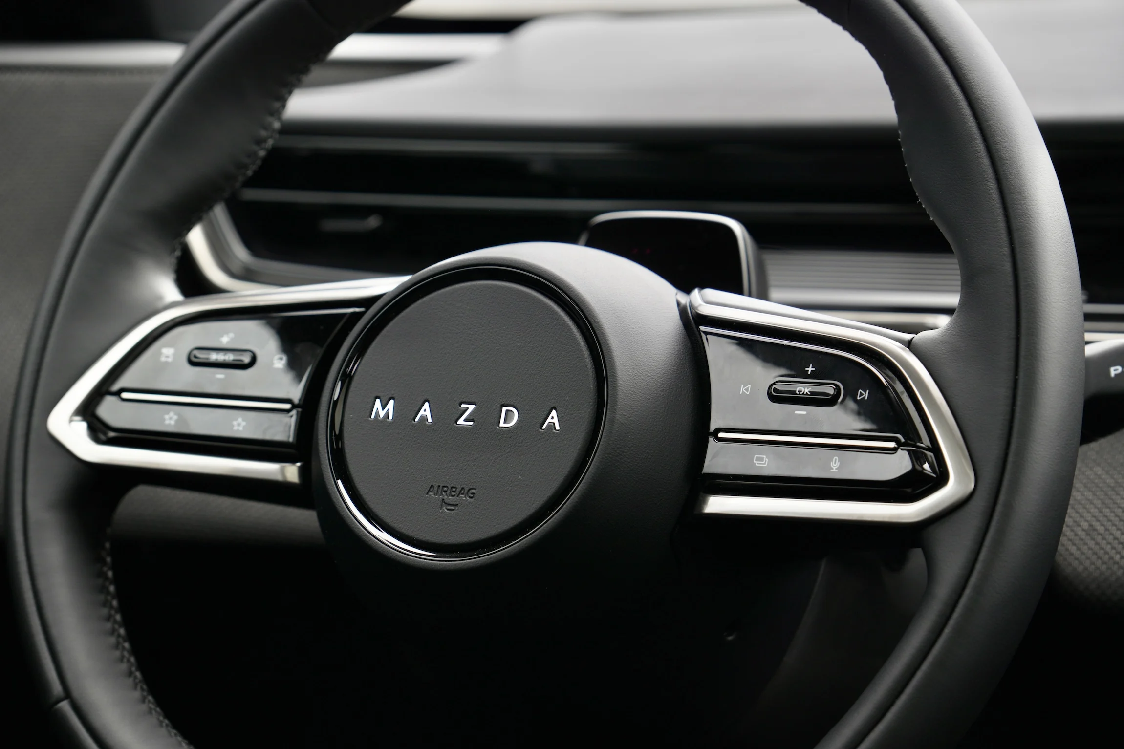 FØRSTE TUR Mazda CX-6e MBB 233