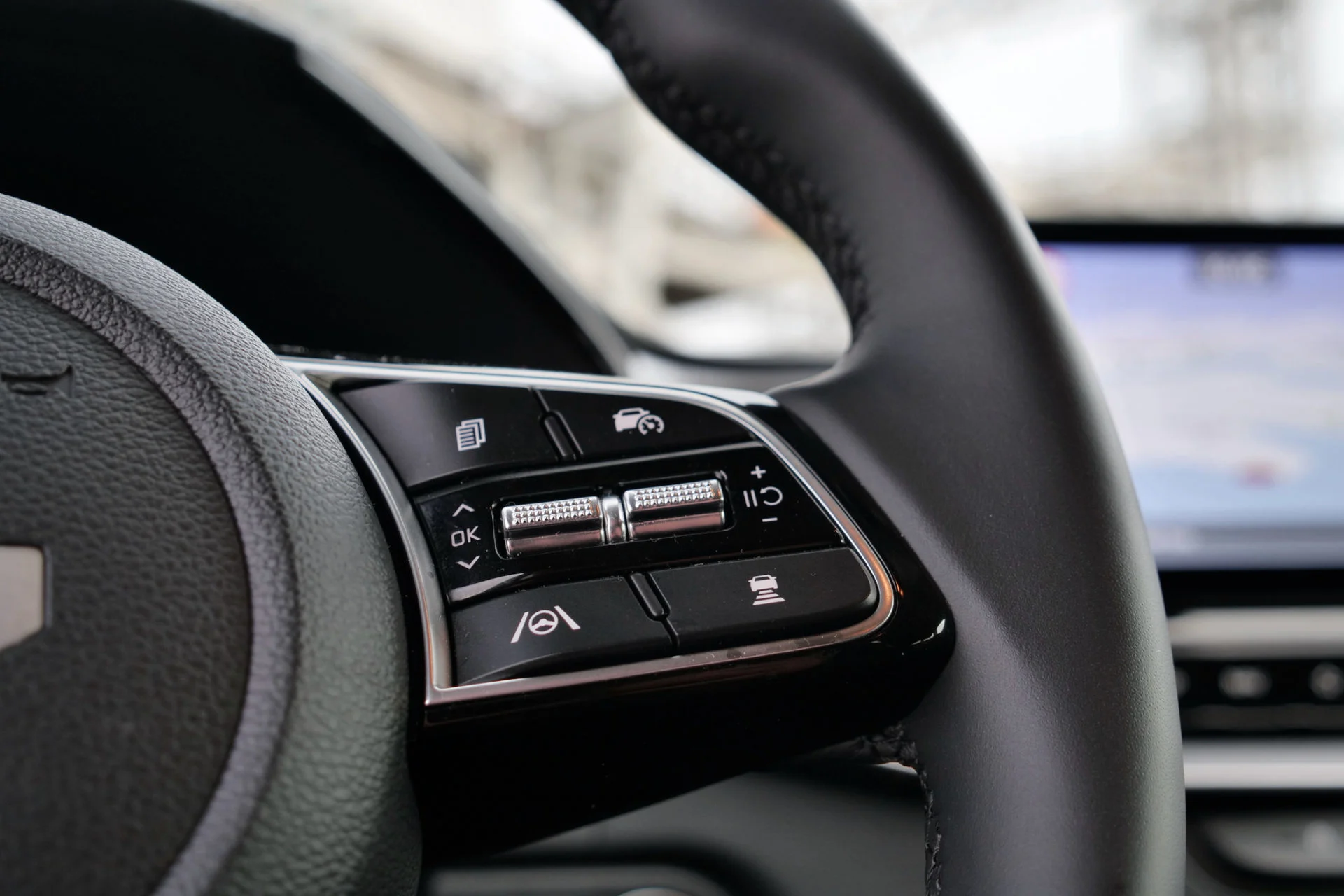Bilbasen DUEL Kia Ceed SW PHEV vs Suzuki Swace Hybrid9854