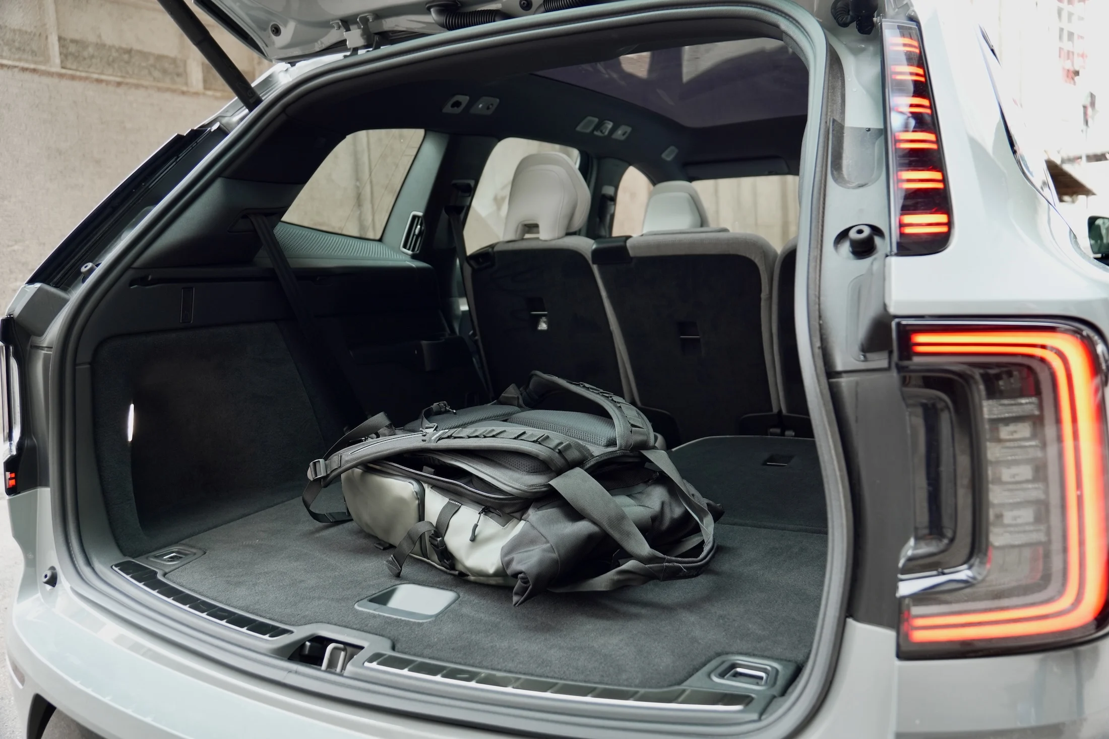 DUEL BMW iX vs Volvo EX90 MBB 3004