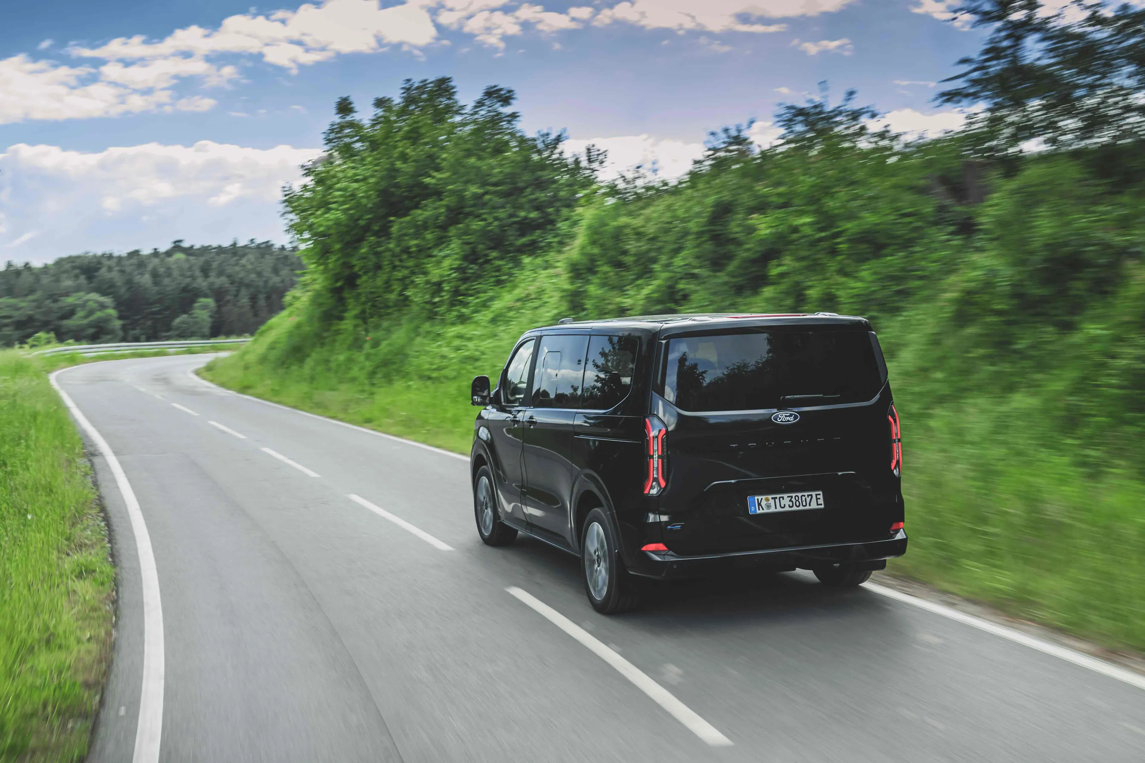 Ford E-Tourneo Custom Titanium X (5)