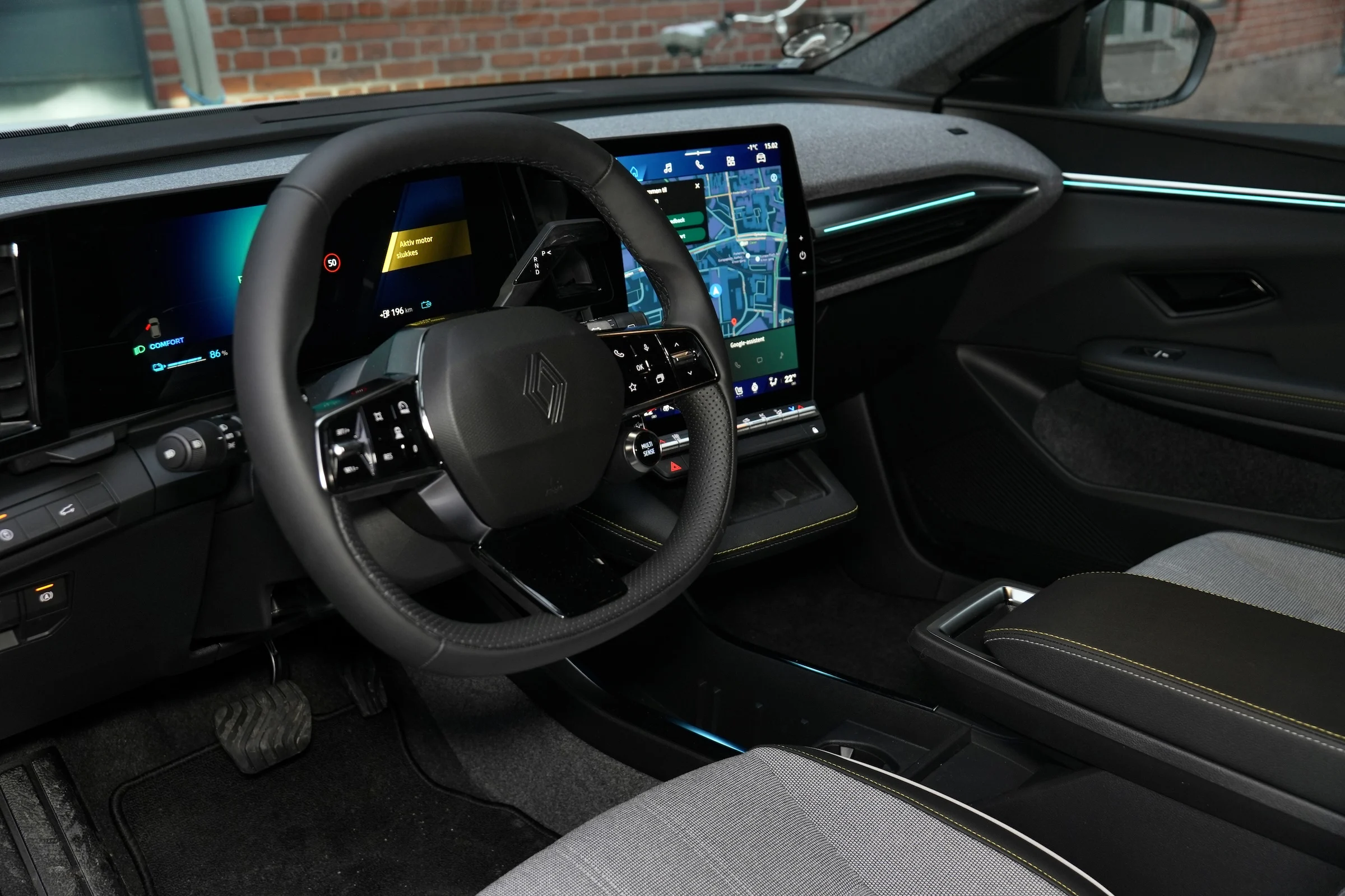 DUEL Leapmotor B10 vs Renault Scenic E-Tech MBB 297