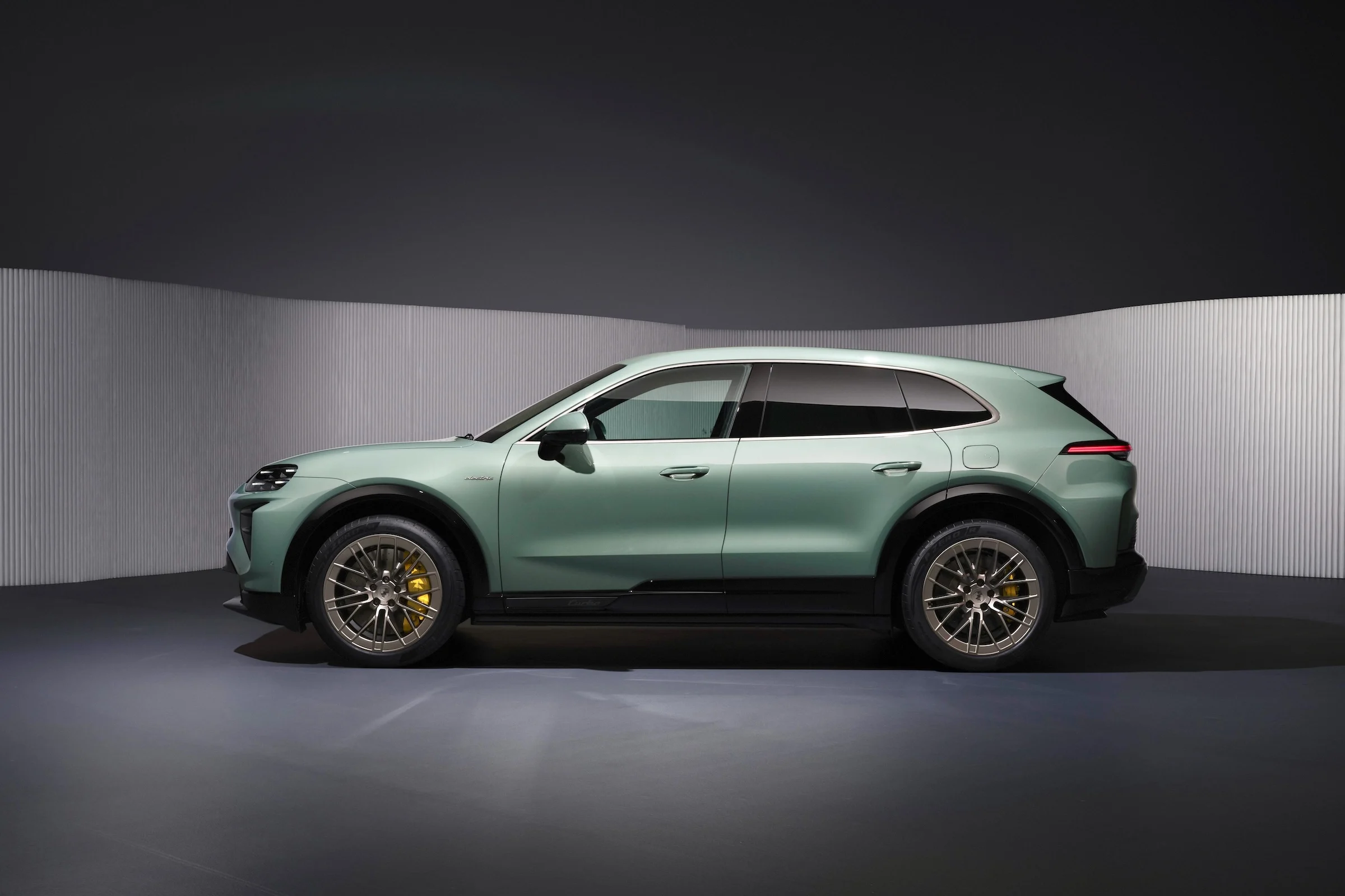 Porsche Cayenne Electric 605 6000x4500