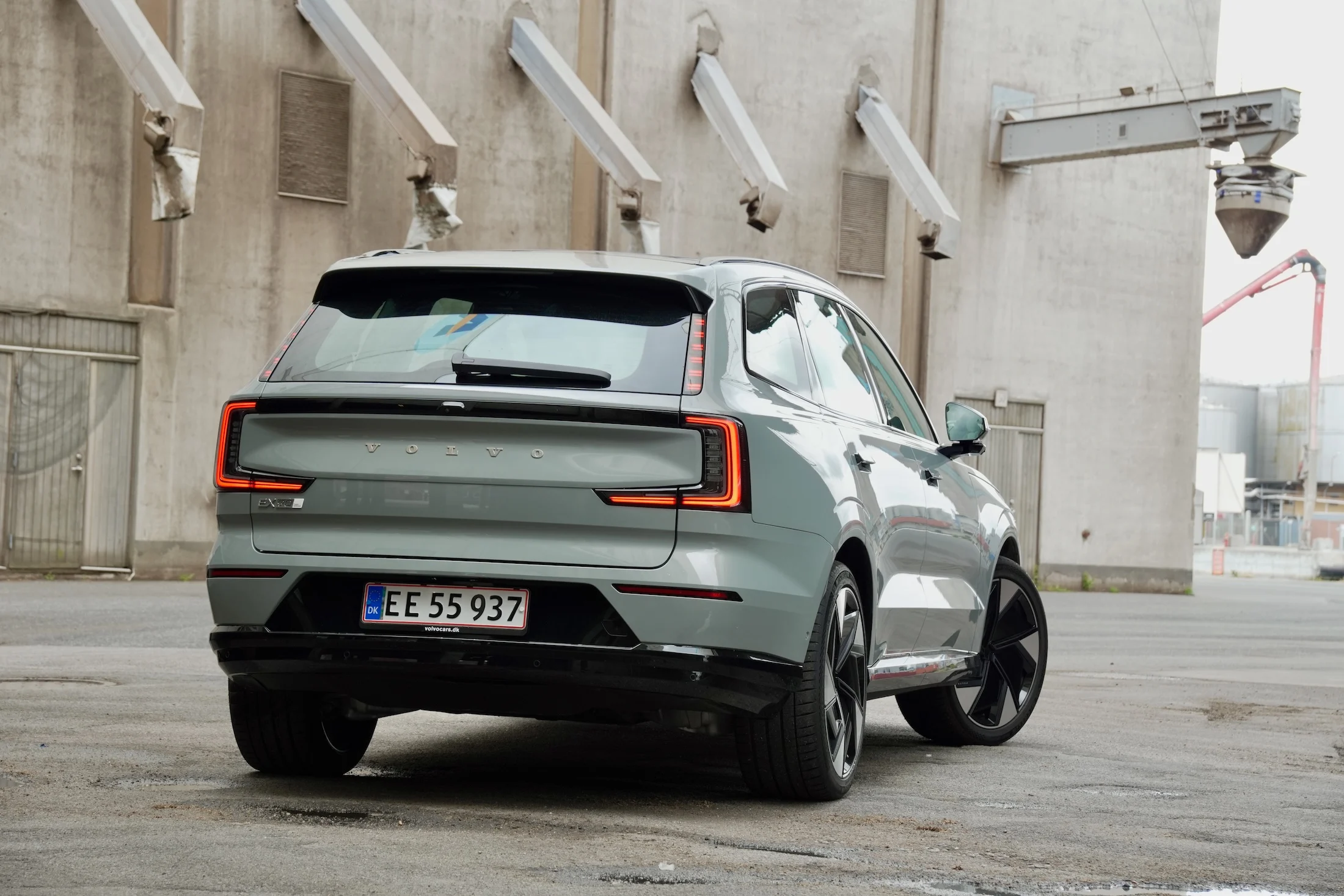 DUEL BMW iX vs Volvo EX90 MBB 2954