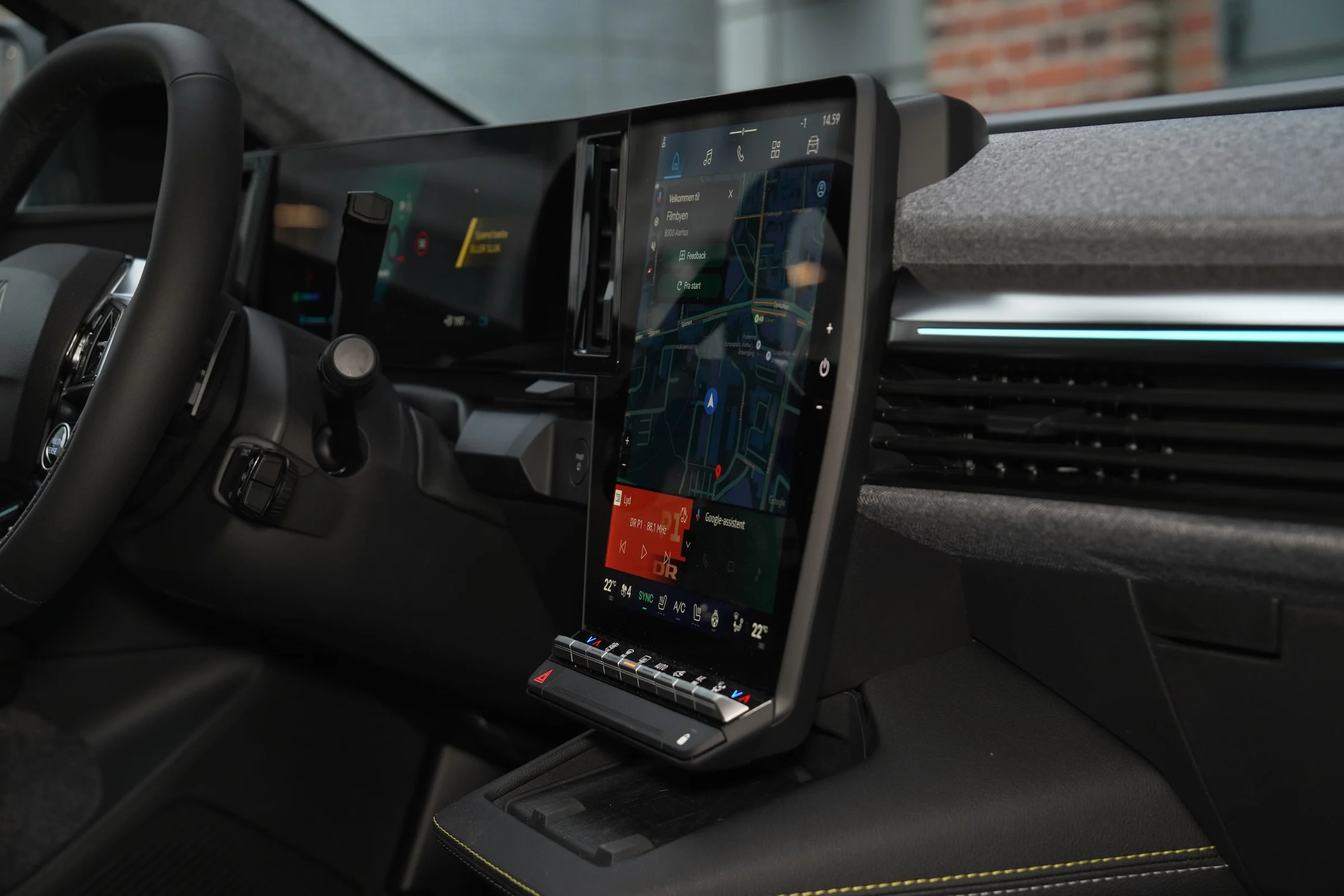 DUEL Leapmotor B10 vs Renault Scenic E-Tech MBB 271