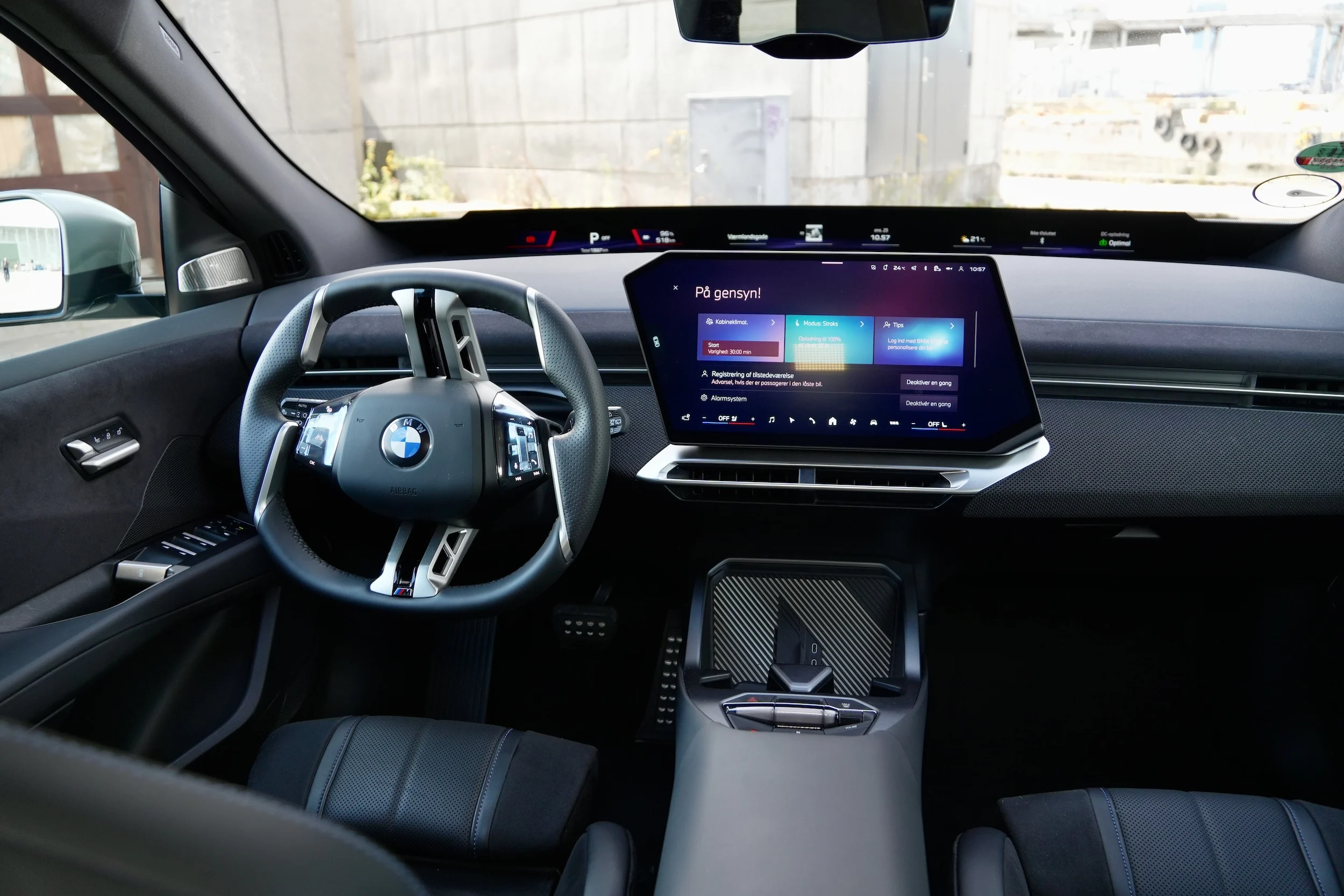 DUEL BMW iX3 vs Volvo EX60 02502