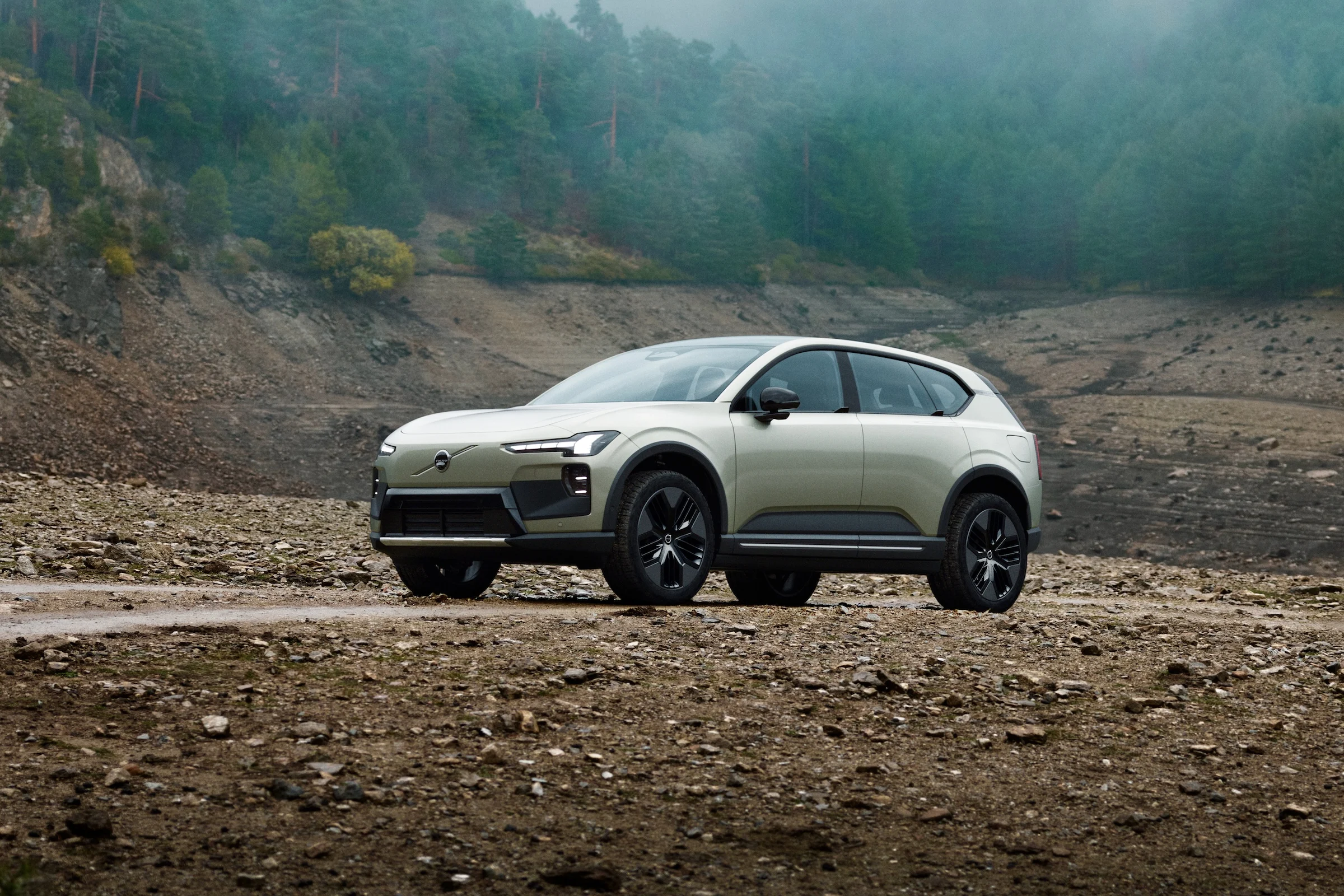 AKQA0120 EX60CC PR Front 3-4 Nature