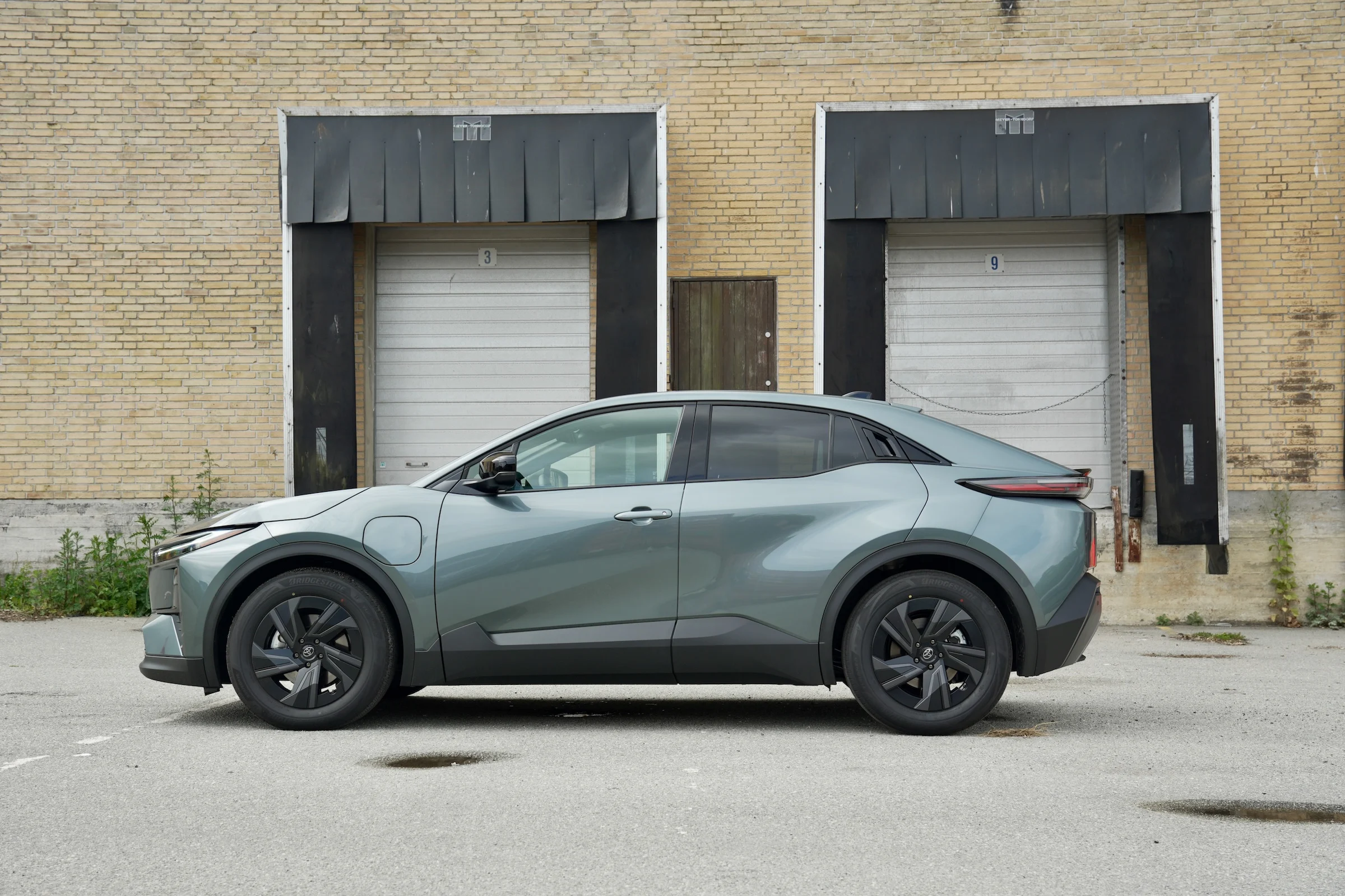 DUEL Nissan Leaf vs Toyota C-HR+ MBB 875