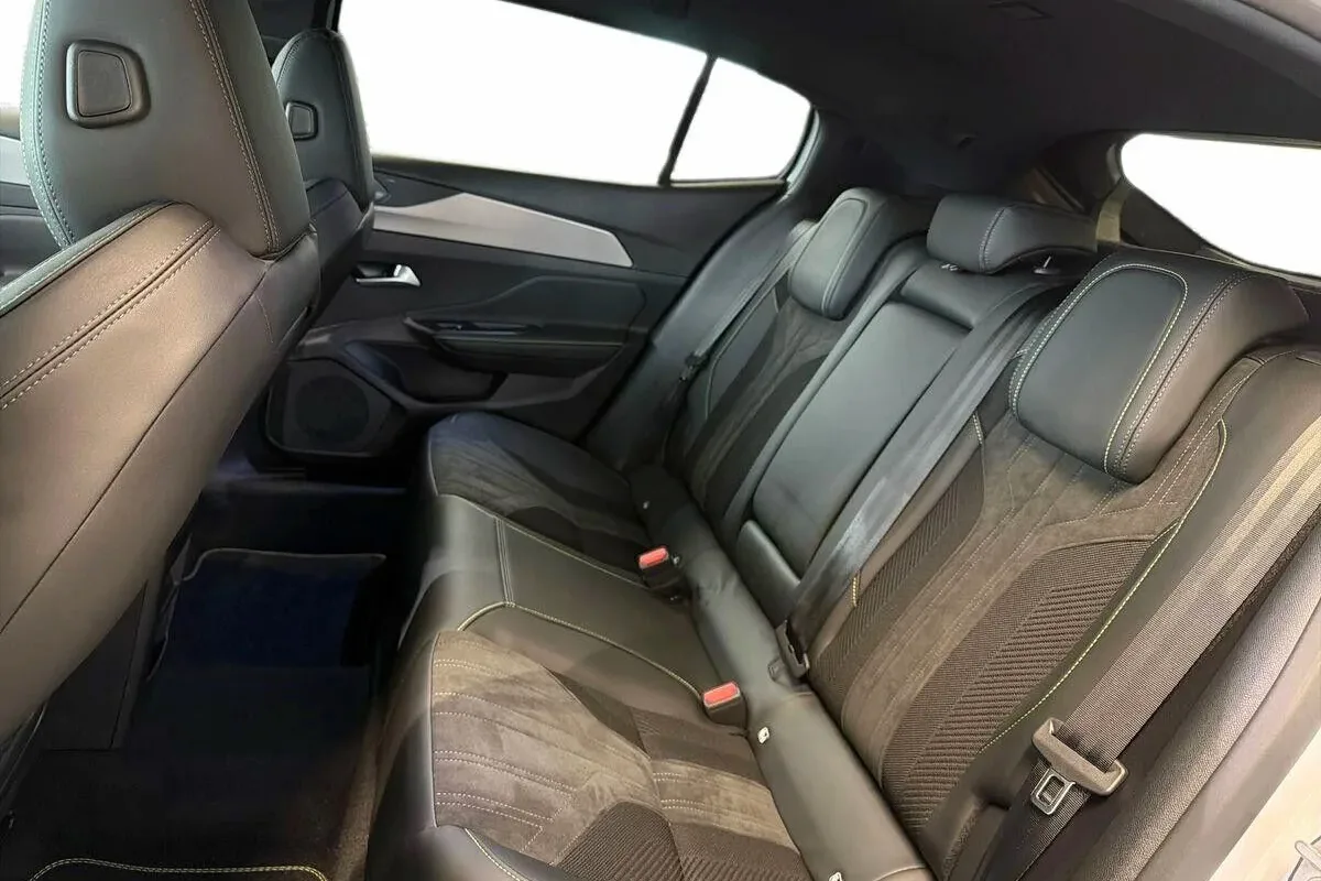 Peugeot E-408 13