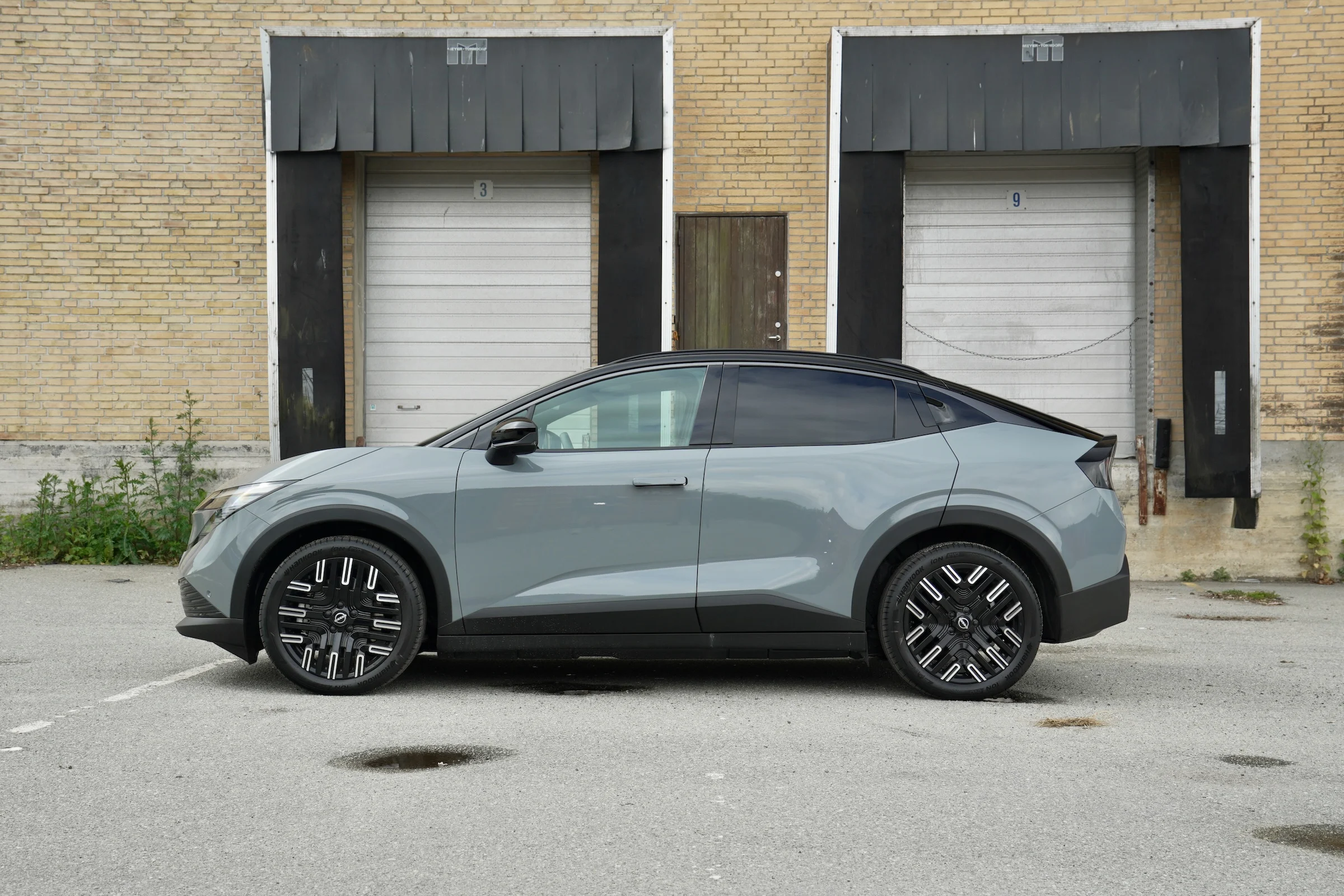 DUEL Nissan Leaf vs Toyota C-HR+ MBB 894
