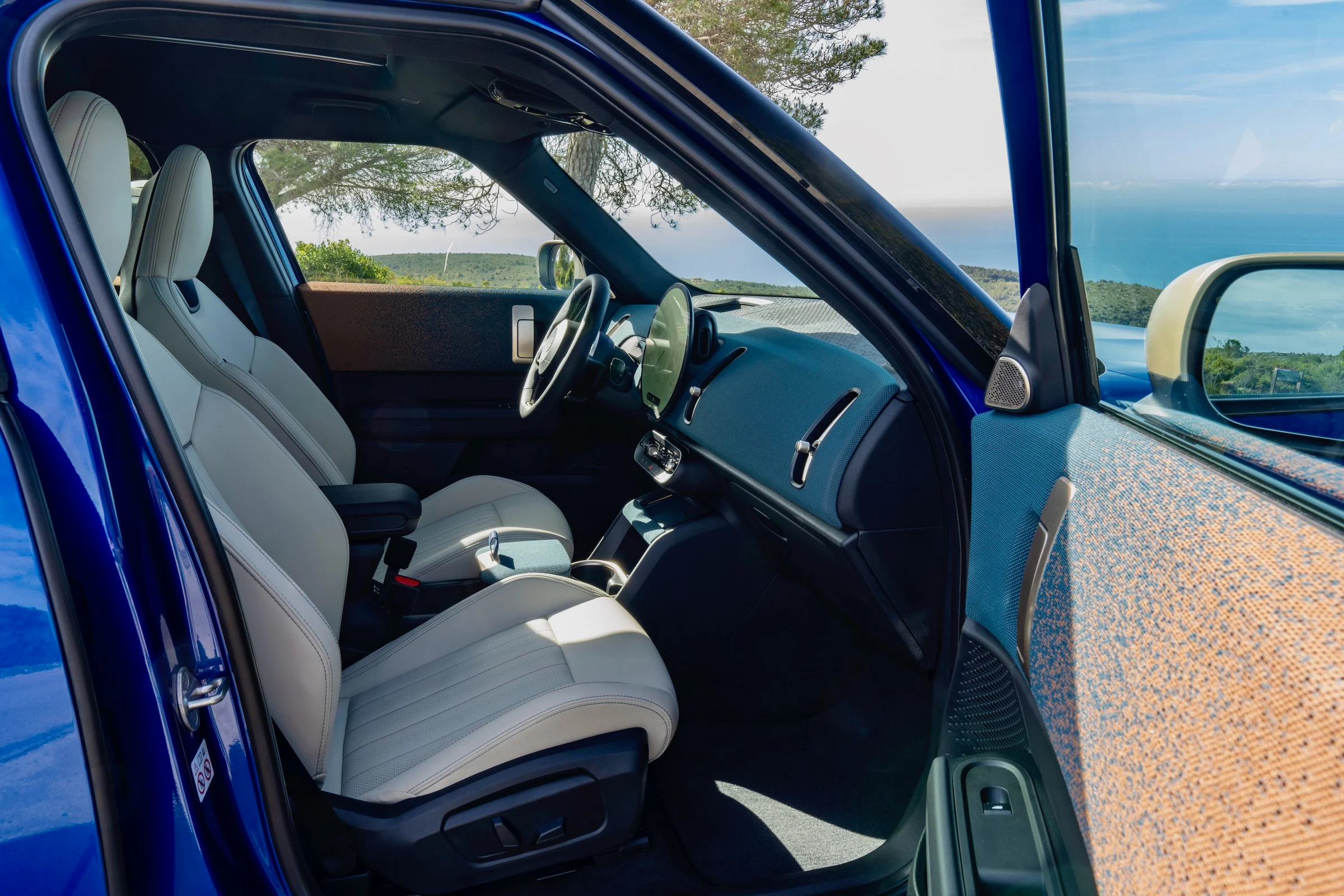 P90552014 highRes mini-countryman-e-06