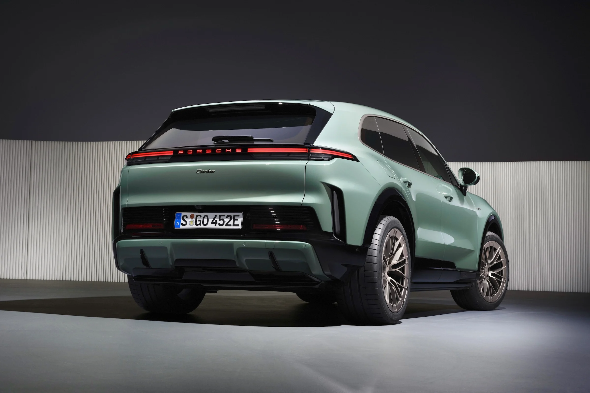 Porsche Cayenne Electric 607 6000x4500