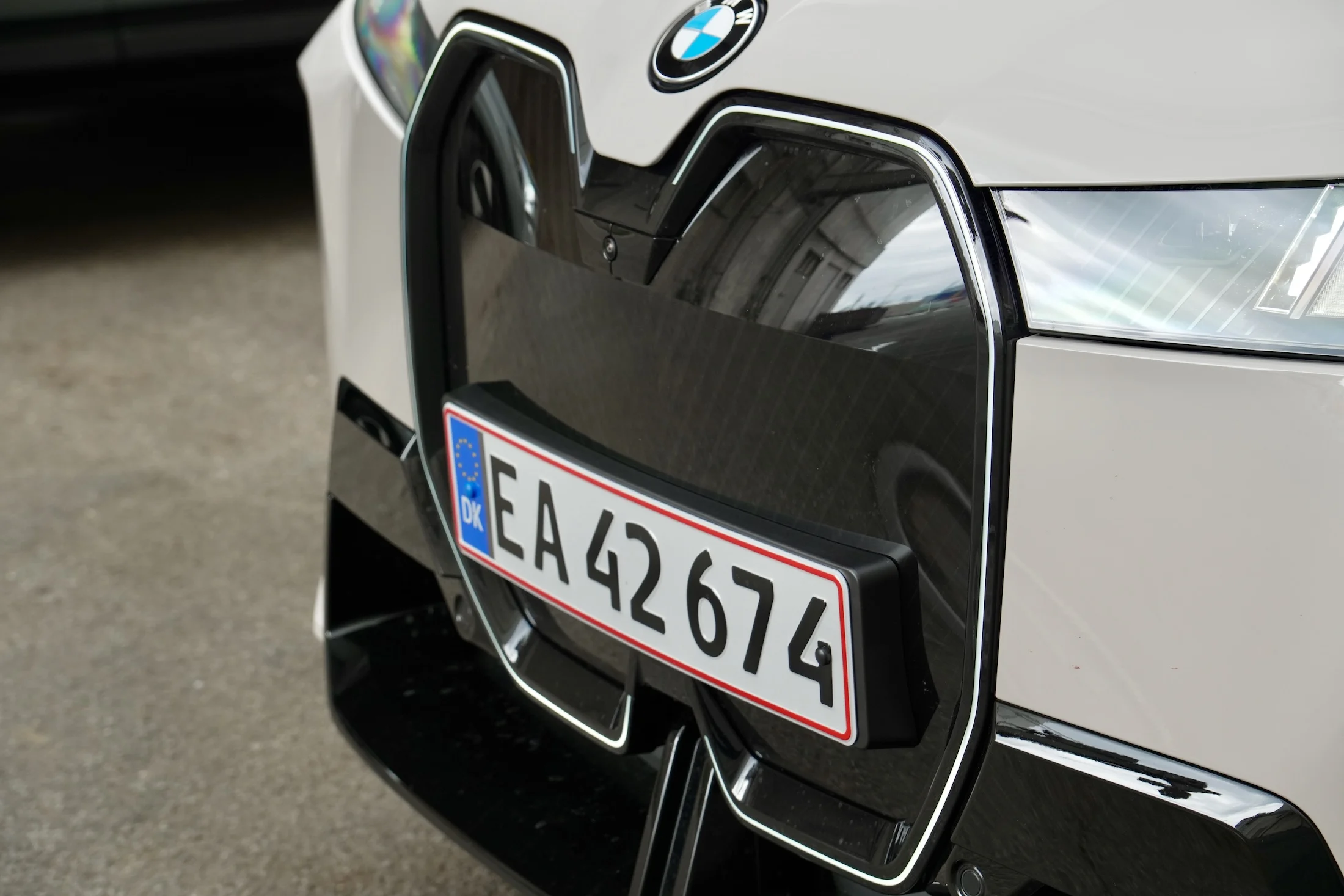 DUEL BMW iX vs Volvo EX90 MBB 2940
