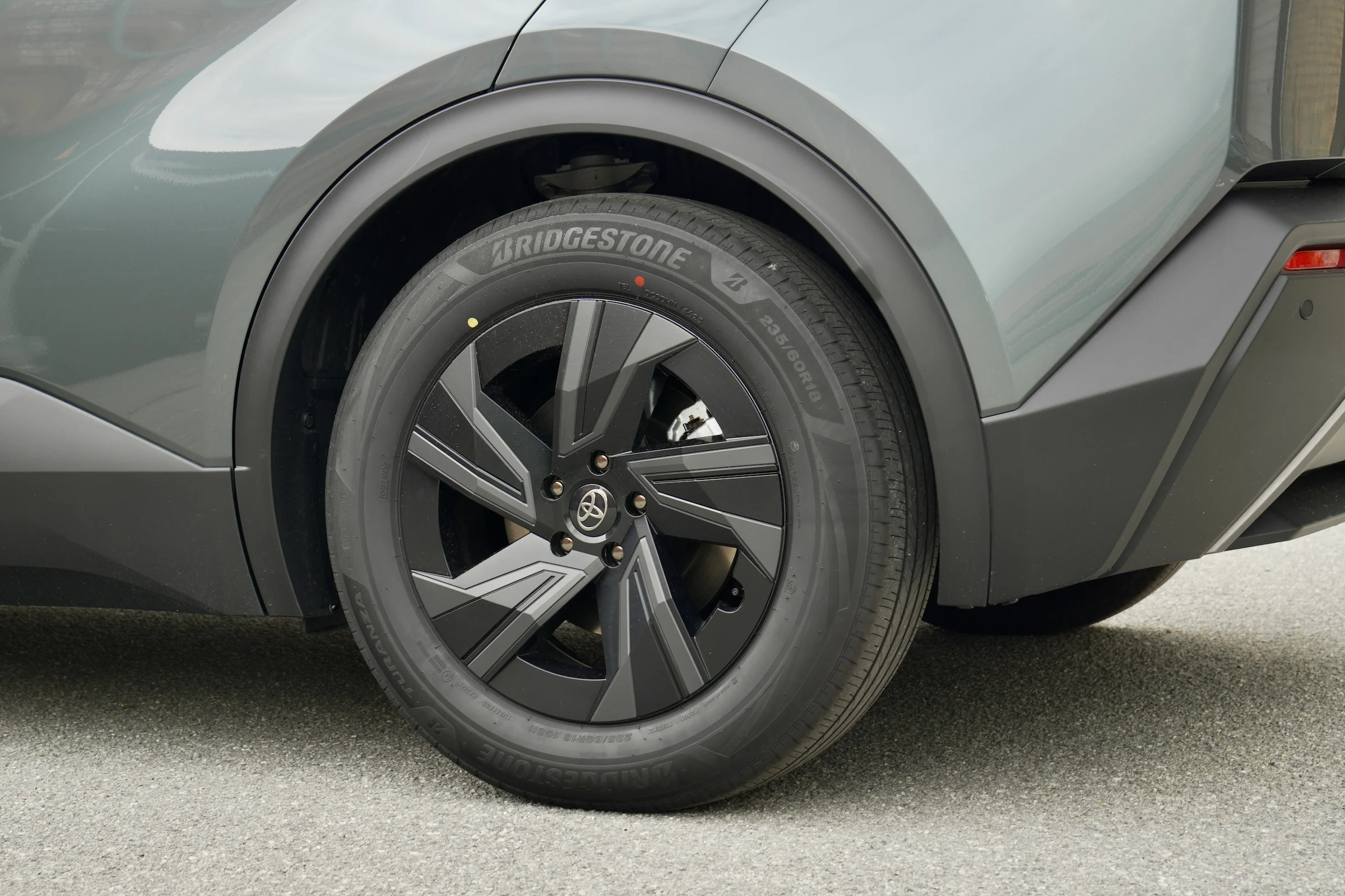 DUEL Nissan Leaf vs Toyota C-HR+ MBB 897